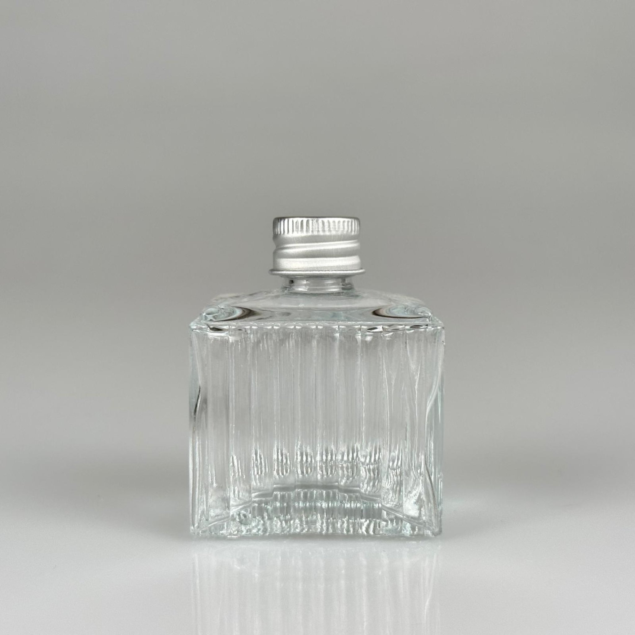 50 CC KÖŞELİ DESENLİ ÇİZGİLİ CAM ŞİŞE + GÜMÜŞ  ALÜMİNYUM METAL KAPAKLI TAKIM - 50 ML PRESTİJLİ ŞİŞE