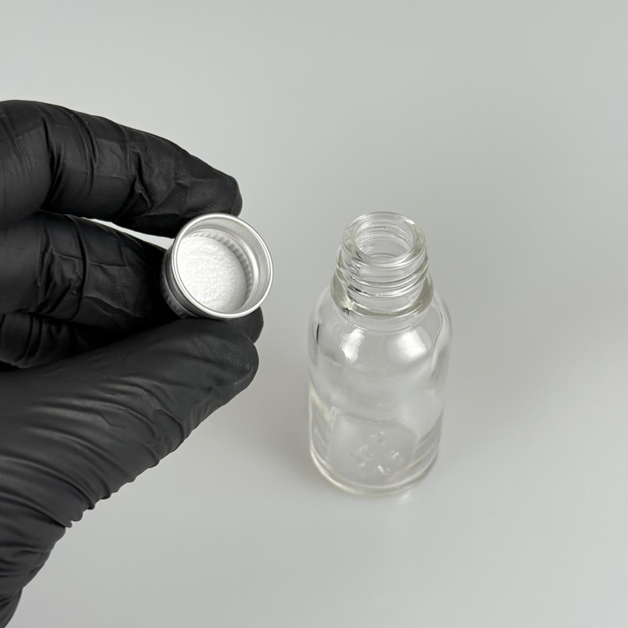 15 CC ŞEFFAF CAM ŞİŞE + KÖPÜK CONTALI GÜMÜŞ ALÜMİNYUM METAL KAPAKLI TAKIM - 15 ML ŞEFFAF CAM ŞİŞE
