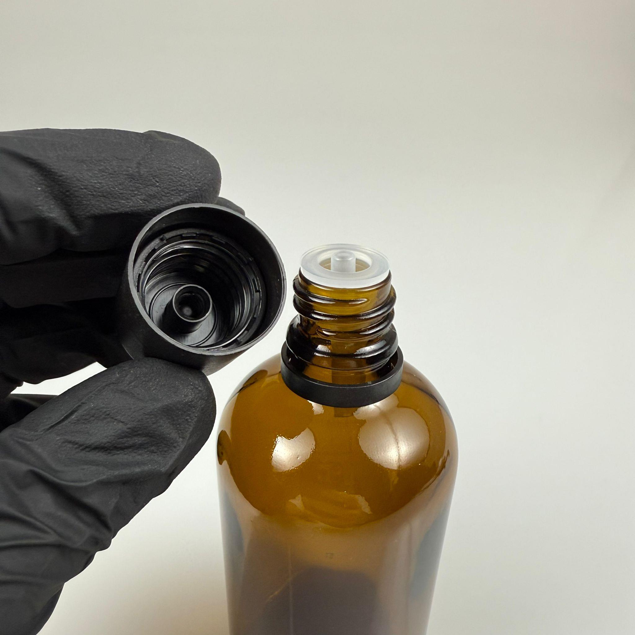 100 CC AMBER CAM ŞİŞE + İÇTEN DAMLALIKLI ÇOCUK KİLİTLİ SİYAH KAPAK - KAHVERENGİ 100 ML KİLİT KAPAKLI DAMLATMALI ŞİŞE
