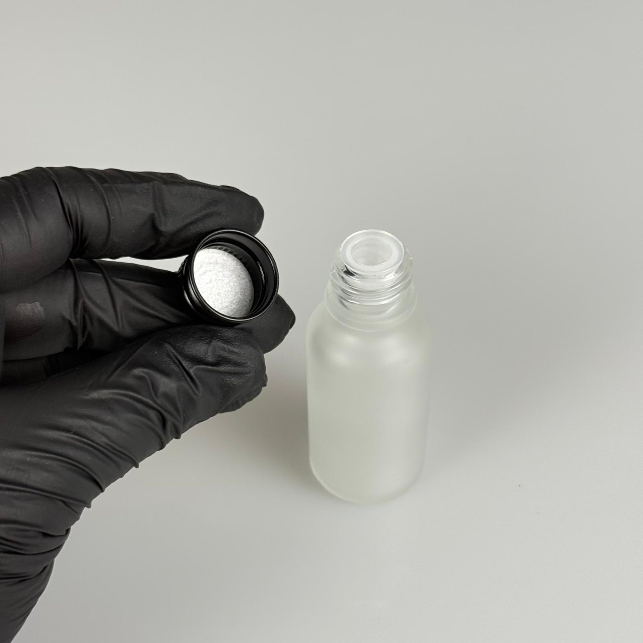 20 CC BUZLU CAM ŞİŞE + KÖPÜK CONTALI SİYAH ALÜMİNYUM METAL KAPAKLI + KÖR TIPALI TAKIM - 20 ML BUZLU CAM ŞİŞE