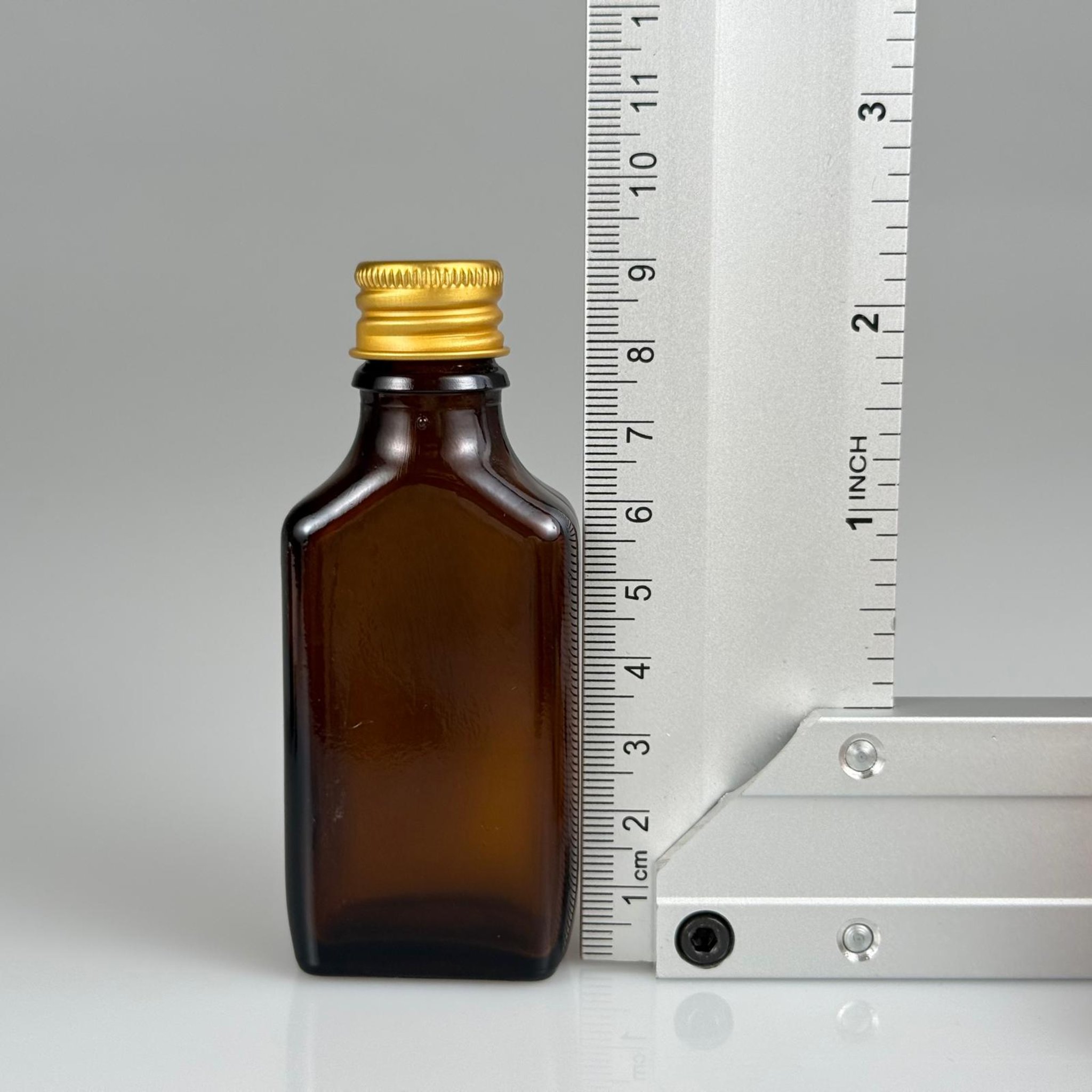 30 CC AMBER YASSI CAM ŞİŞE + GOLD ALÜMİNYUM METAL KAPAKLI + DAMLALIKLI KOLONYA TIPALI TAKIM - 30 ML KAHVERENGİ CAM ŞİŞE