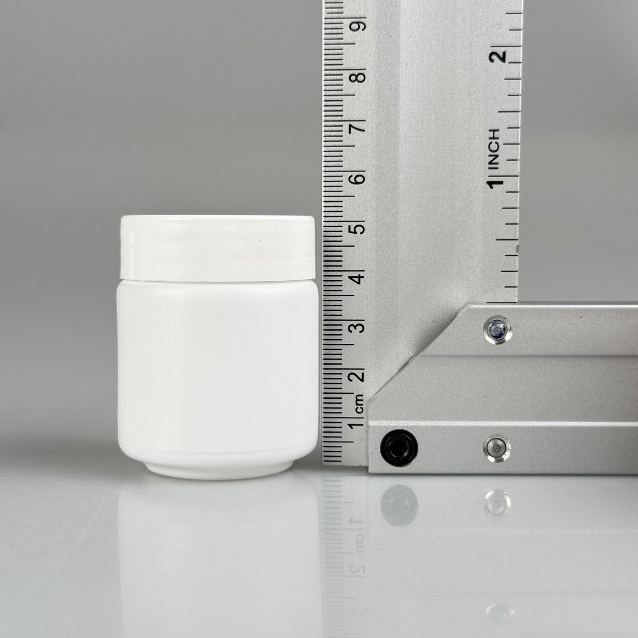 50 CC BEYAZ SERT POLİETİLEN ŞİŞE + BEYAZ PLASTİK KAPAKLI + KENDİNDEN YAPIŞKANLI KÖPÜK CONTALI - 50 ML POLİETİLEN ŞİŞE