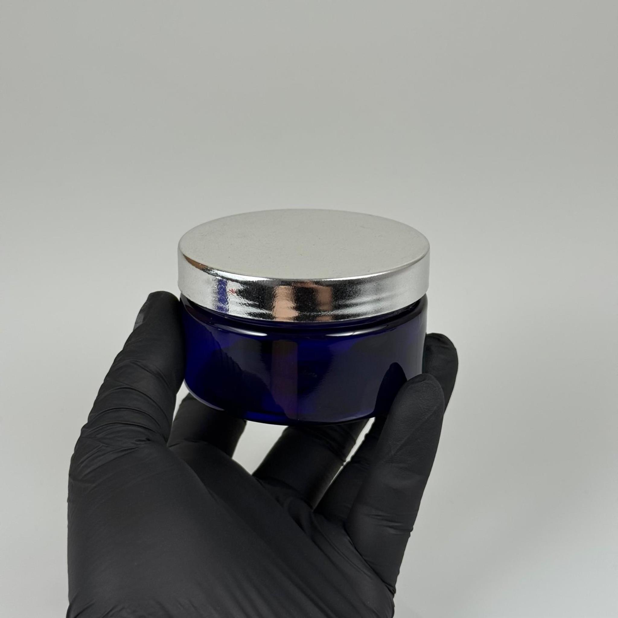 100 ML SERT PET KAVANOZ + GÜMÜŞ KAPLAMALI PLASTİK KAPAK + İÇ TIPA - 100 CC KALIN MAVİ PLASTİK KAVANOZ GÜMÜŞ KAPLAMALI PLASTİK KAPAKLI İÇ TIPALI TAKIM - KREM KAVANOZLARI