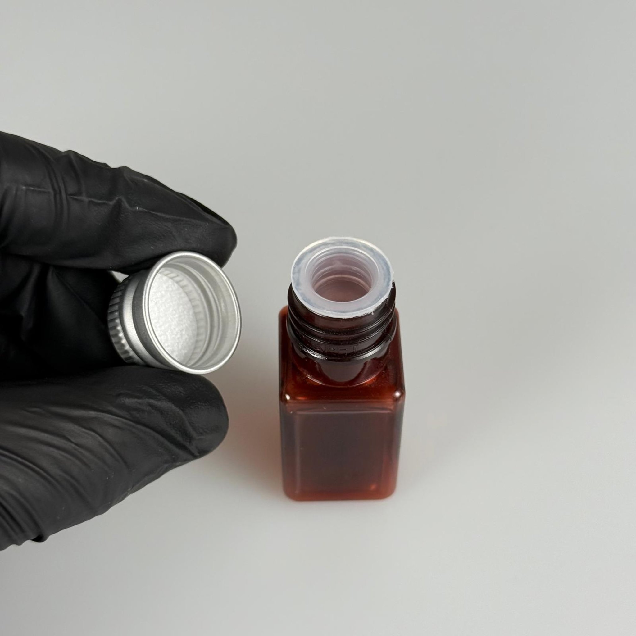 10 CC AMBER KARE PET SHOT ŞİŞE - KÖPÜK CONTALI GÜMÜŞ ALÜMİNYUM METAL KAPAKLI + KÖR TIPALI TAKIM - 10 ML KAHVERENGİ PLASTİK ŞİŞE