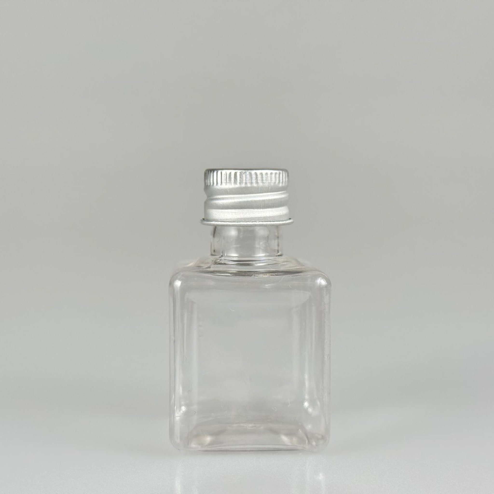 35 CC ŞEFFAF KARE PET ŞİŞE - KÖPÜK CONTALI GÜMÜŞ ALÜMİNYUM METAL KAPAKLI TAKIM - 35 ML ŞEFFAF KARE PET ŞİŞE