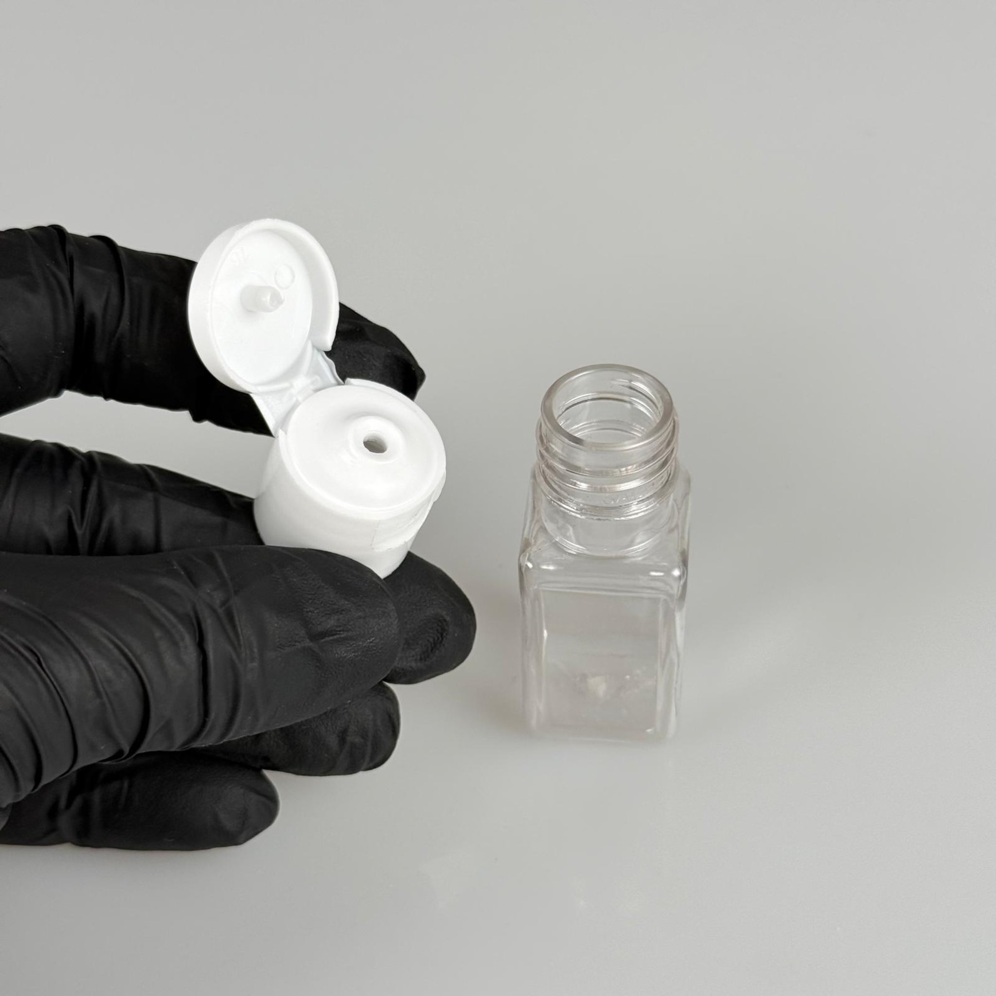 10 ML AÇILIR KAPAKLI ŞEFFAF KARE PET ŞİŞE - 10 CC ŞEFFAF ŞİŞE + BEYAZ FLİPTOP KAPAKLI TAKIM
