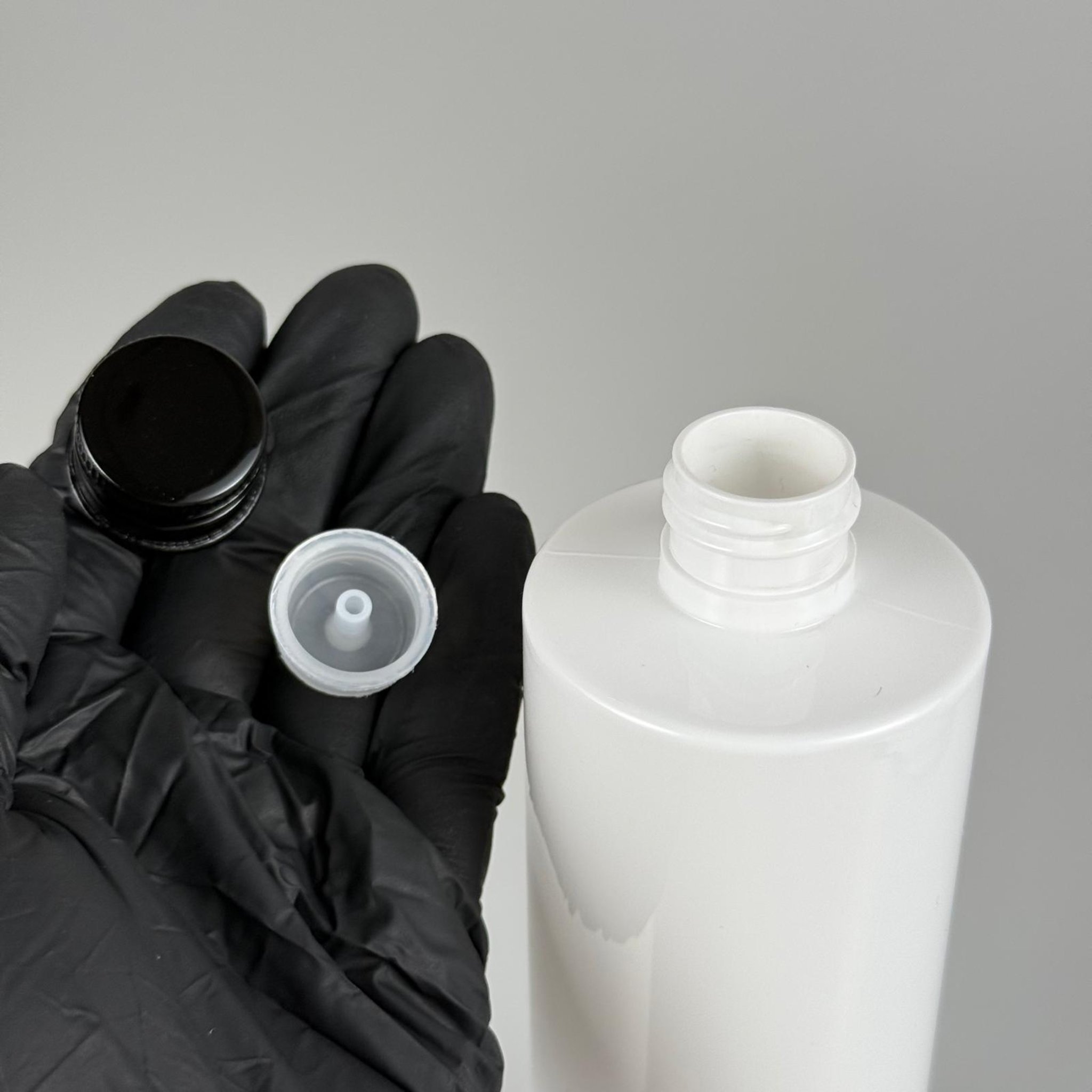 400 CC BEYAZ KÜT BOYUNLU SİLİNDİR PET ŞİŞE (30 GR - 24 AĞIZ ) + KÖPÜK CONTALI SİYAH METAL ALÜMİNYUM KAPAKLI + KOLONYA TIPALI TAKIM - 400 ML  KAPAKLI BEYAZ PLASTİK ŞİŞELER