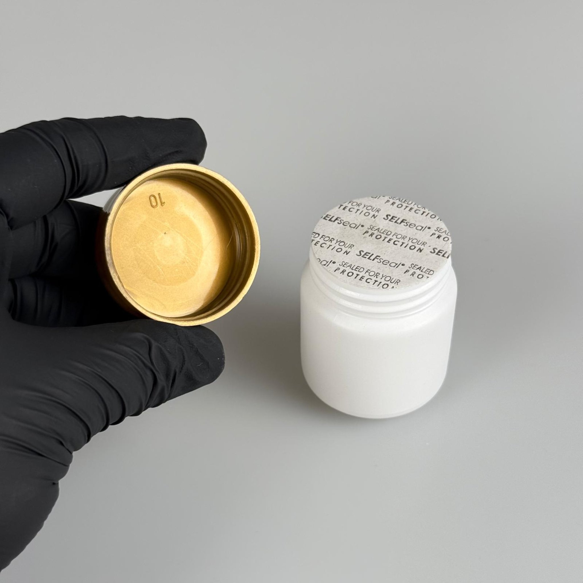 50 CC BEYAZ SERT POLİETİLEN ŞİŞE + GOLD PLASTİK KAPAKLI + KENDİNDEN YAPIŞKANLI KÖPÜK CONTALI - 50 ML POLİETİLEN ŞİŞE
