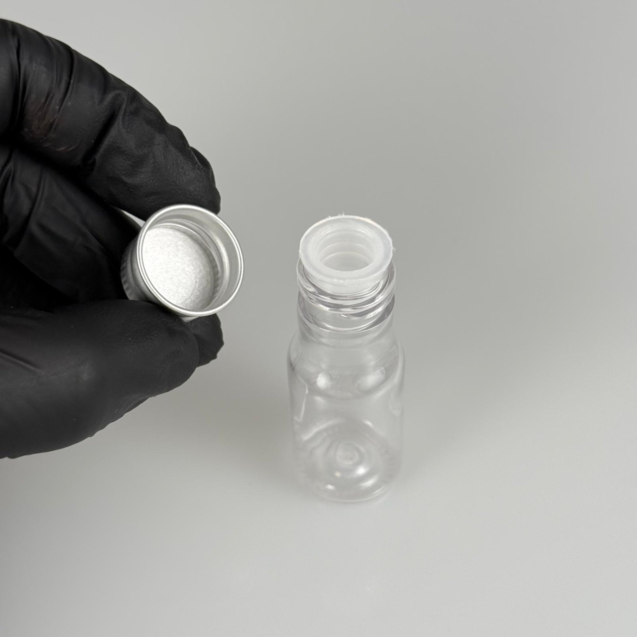 10 CC ŞEFFAF PET ŞİŞE + KÖPÜK CONTALI GÜMÜŞ ALÜMİNYUM METAL KAPAKLI + KÖR TIPALI TAKIM - 10 ML PLASTİK ŞİŞE (SİLME 15 CC)
