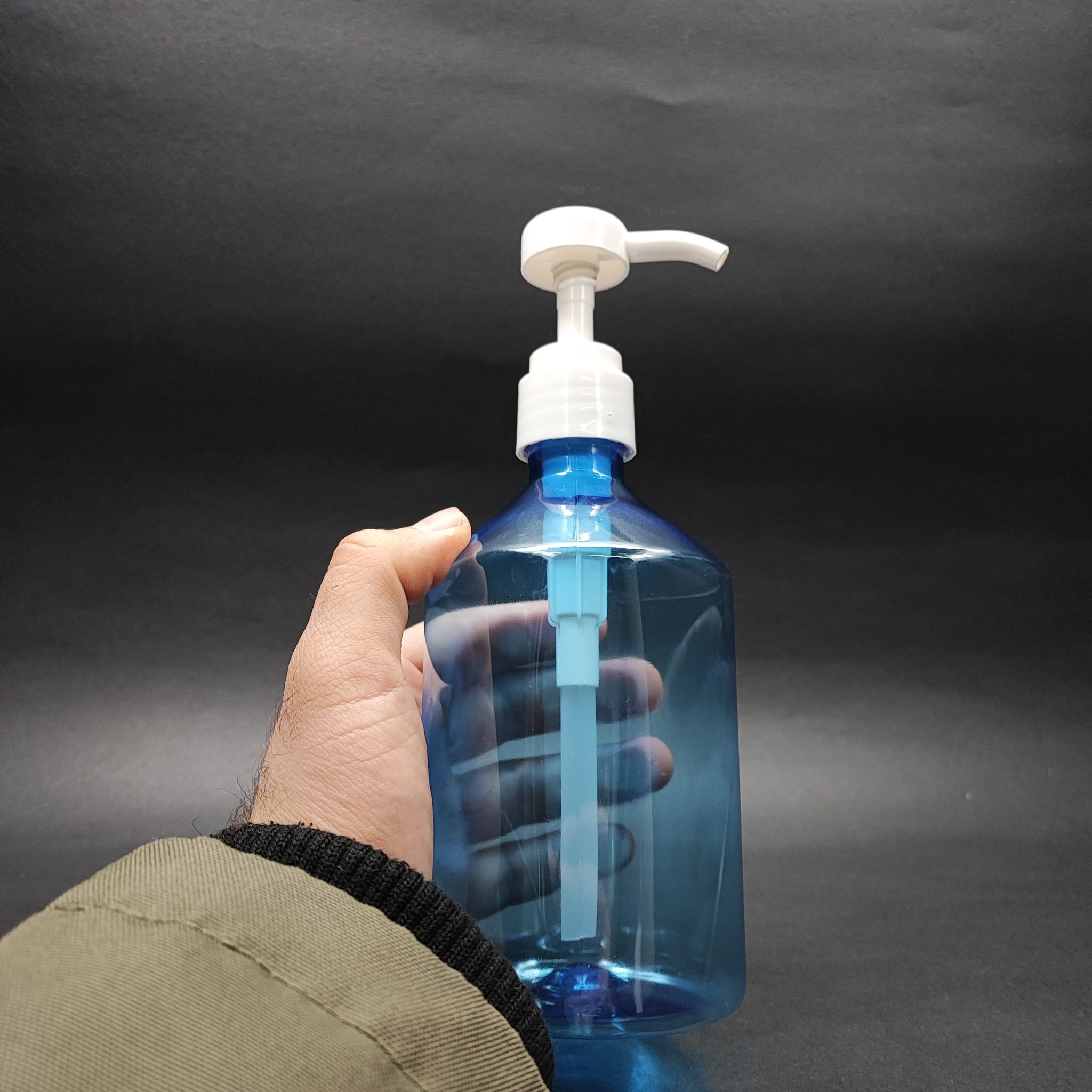500 CC MAVİ KÜT PET ŞİŞE - BEYAZ DOZAJ POMPALI (HER BASMADA 4 CC SIVI ATAR)  - 500 ML POMPALI ŞİŞE - ŞURUP, ŞAMPUAN, KREM GİBİ YOĞUN KIVAMLI SIVILARDA KULLANILIR