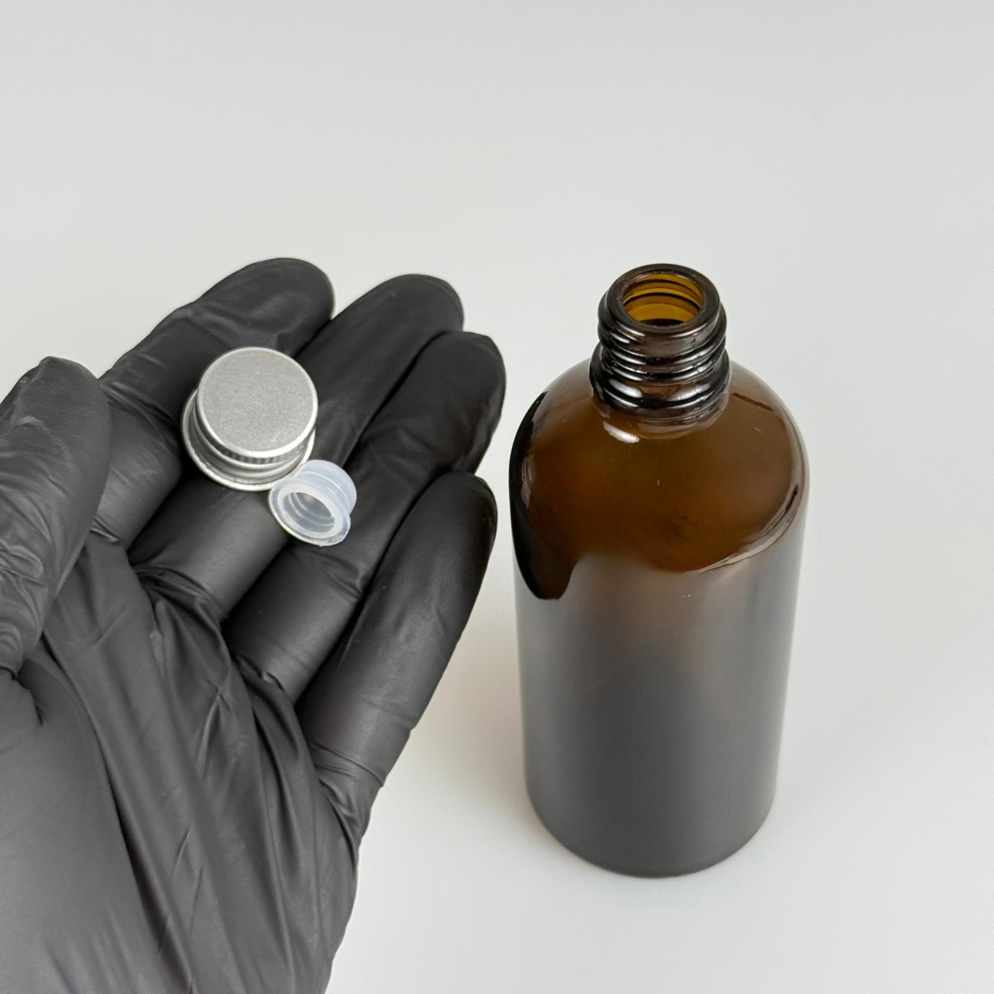 100 CC AMBER CAM ŞİŞE + KÖPÜK CONTALI GÜMÜŞ ALÜMİNYUM METAL KAPAKLI + KÖR TIPALI TAKIM - 100 ML KAHVERENGİ CAM ŞİŞE