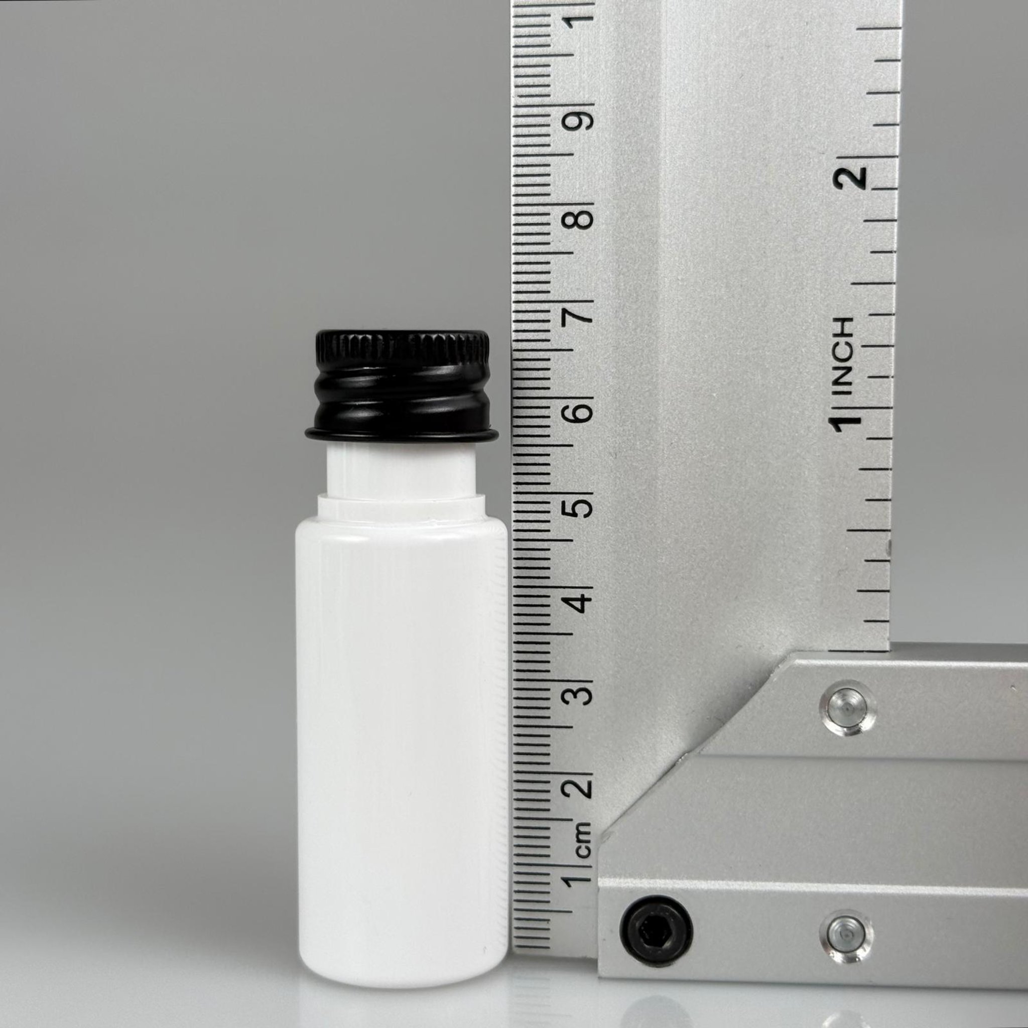 15 CC BEYAZ SİLİNDİR PET ŞİŞE + KÖPÜK CONTALI SİYAH ALÜMİNYUM METAL KAPAKLI + DAMLALIKLI KOLONYA TIPALI TAKIML - 15 ML BEYAZ PET ŞİŞE