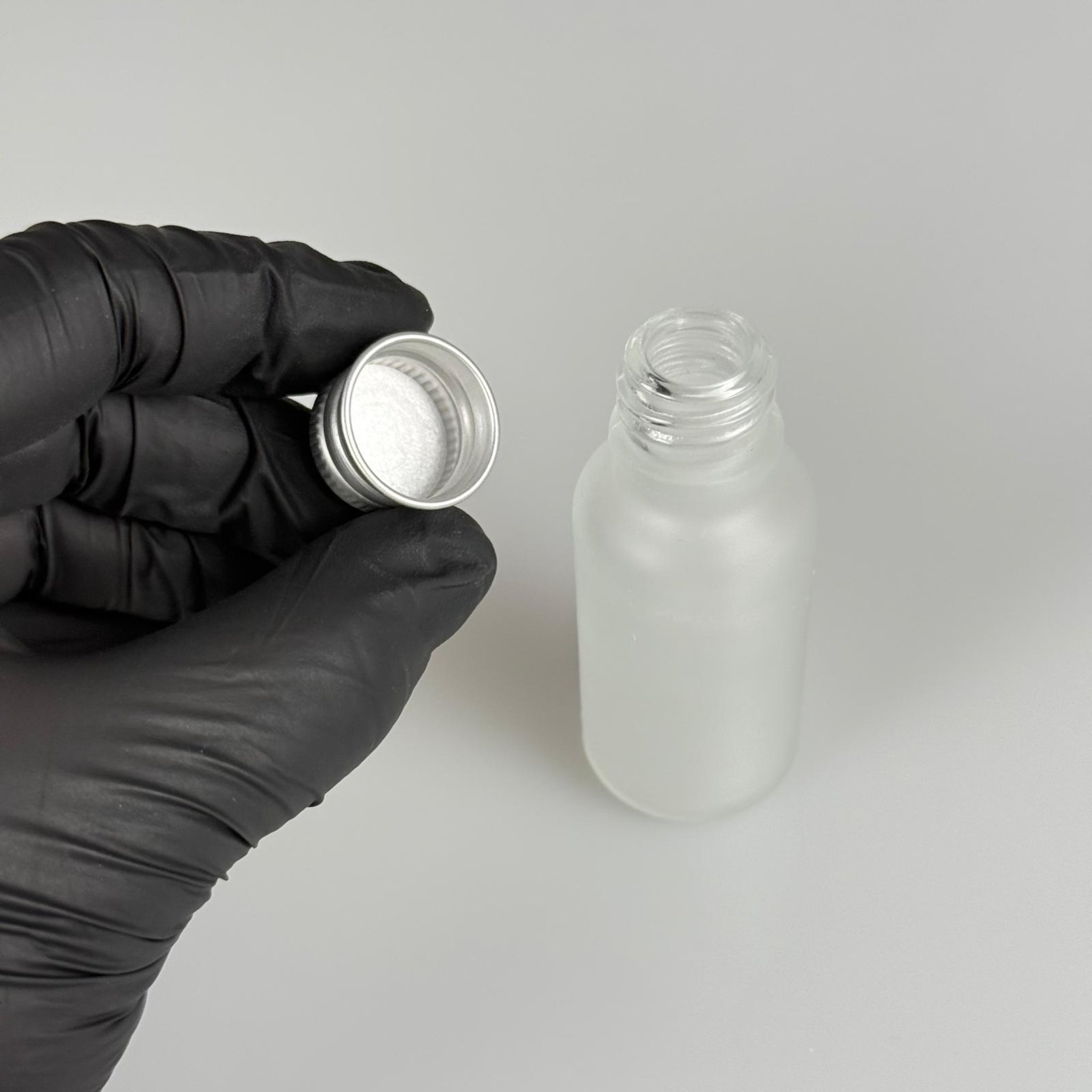 20 CC BUZLU CAM ŞİŞE + KÖPÜK CONTALI GÜMÜŞ ALÜMİNYUM METAL KAPAKLI TAKIM - 20 ML BUZLU CAM ŞİŞE