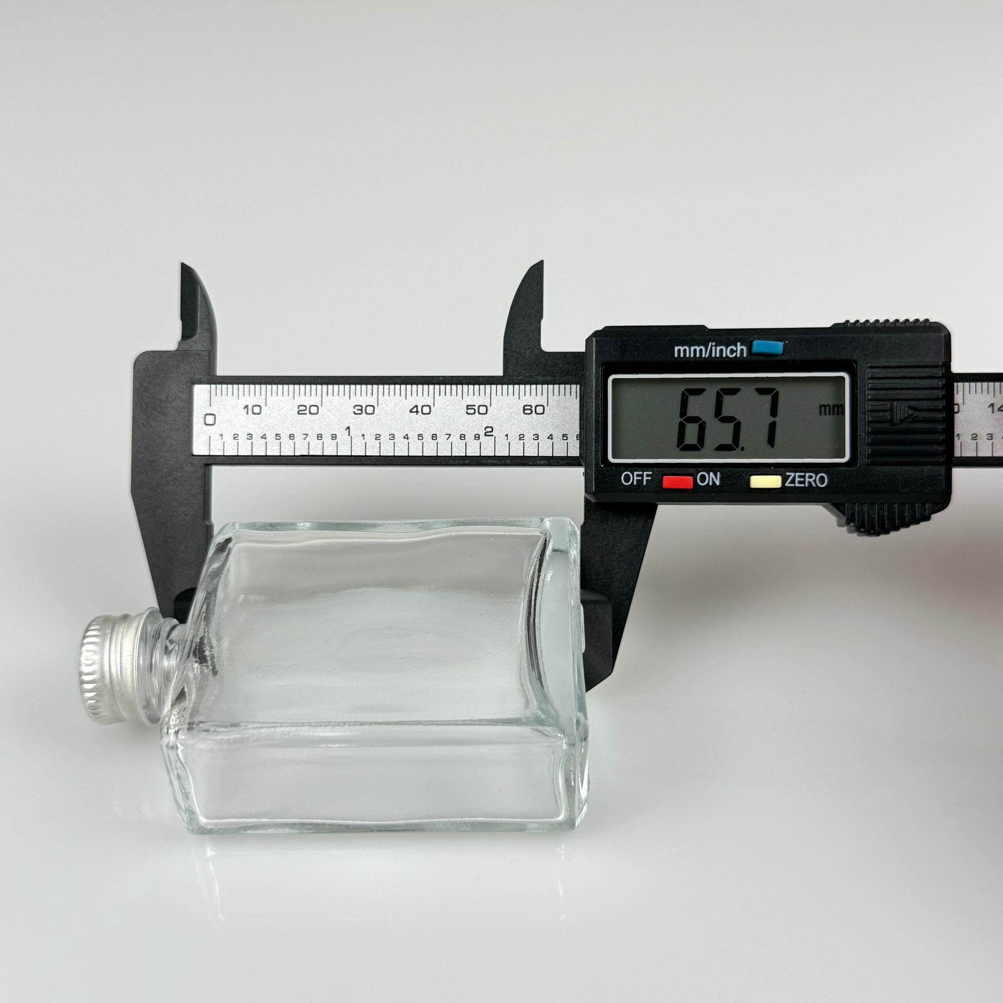 40 CC YASSI DİKDÖRTGEN KÖŞELİ KISA CAM ŞİŞE - GÜMÜŞ METAL KAPAKLI - 40 ML PRESTİJLİ ŞİŞE