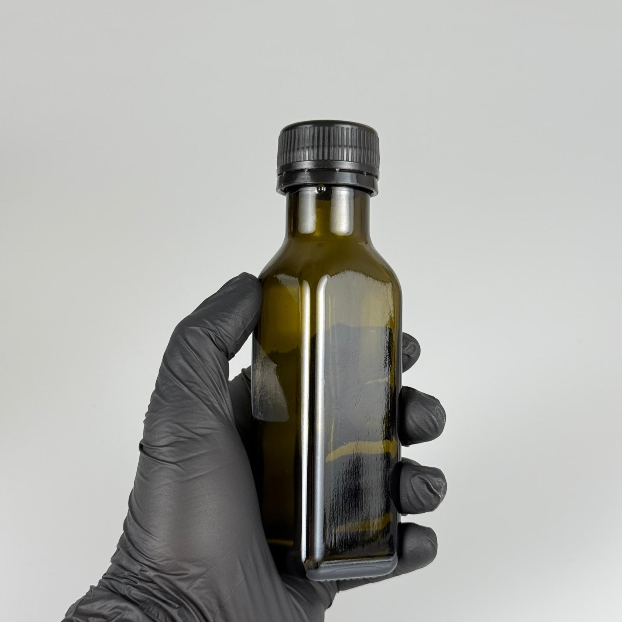 100 CC MARASKA CAM ŞİŞE KOYU YEŞİL (31 MM AĞIZ) - CONTALI SİYAH KİLİTLİ KAPAKLI - 100 ML KÖŞELİ KARE MARASCA YAĞ VE SOS ŞİŞELERİ