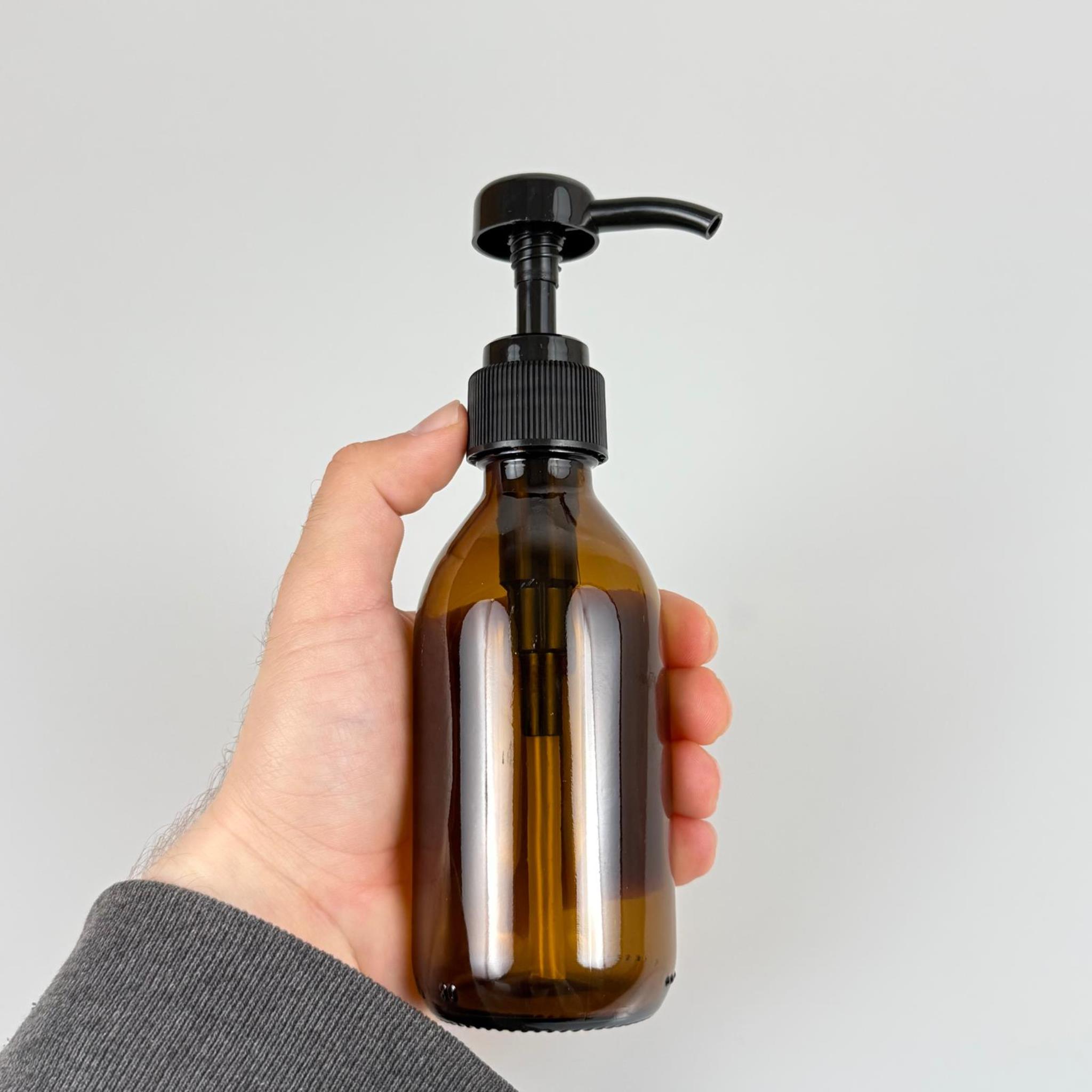 200 CC AMBER CAM ŞİŞE - SİYAH DOZAJ POMPALI (HER BASMADA 4 CC SIVI ATAR)  - 200 ML POMPALI ŞİŞE - ŞURUP, ŞAMPUAN, KREM GİBİ YOĞUN KIVAMLI SIVILARDA KULLANILIR