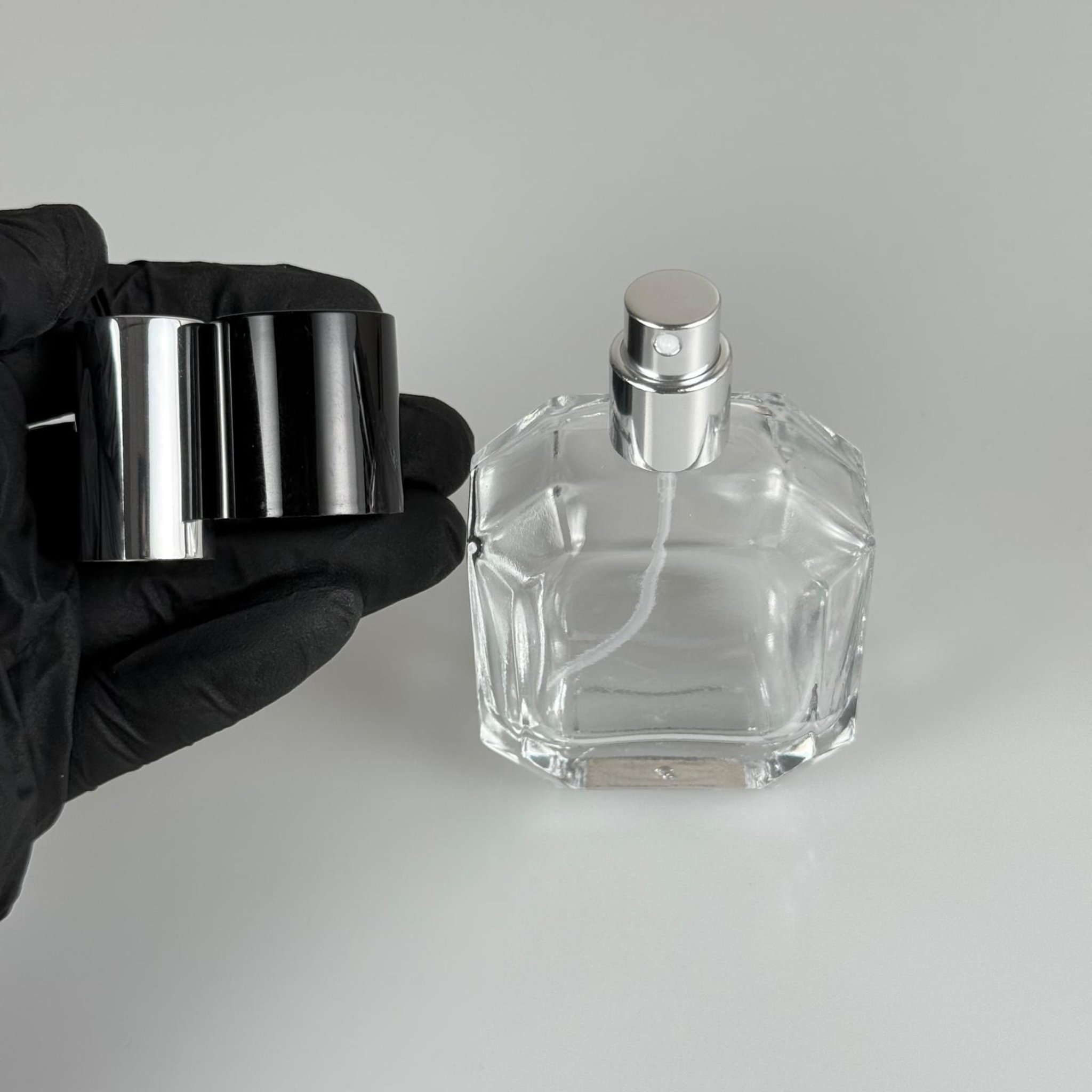 50 ML KAZABLANKA MODEL KÖŞELİ PARFÜM ŞİŞESİ + GÜMÜŞ METALE METAL SPREY + SİYAH POLO KAPAKLI SET (AĞIZ 13 MM VİDALI) TEKRAR DOLDURULABİLİR