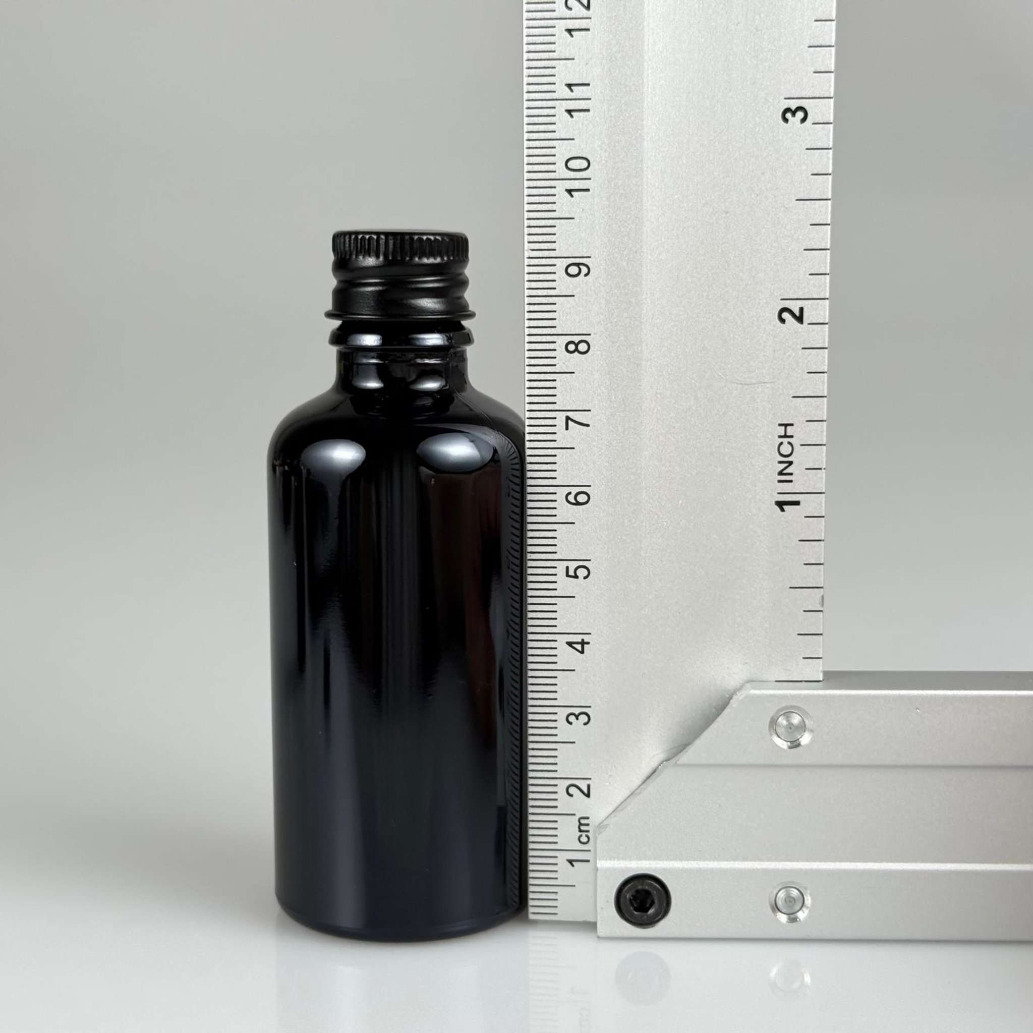 50 CC SİYAH CAM ŞİŞE + KÖPÜK CONTALI SİYAH ALÜMİNYUM METAL KAPAKLI + KÖR TIPALI TAKIM - 50 ML SİYAH CAM ŞİŞE