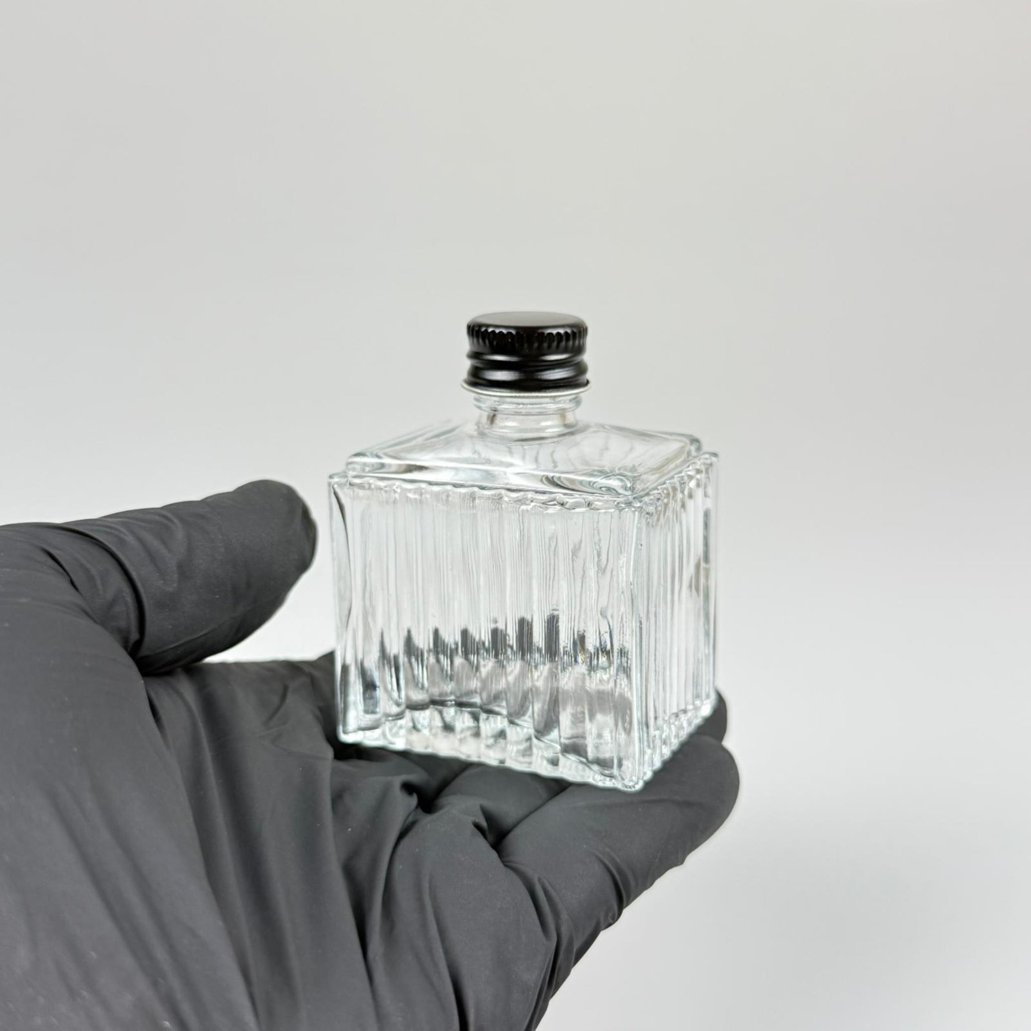 50 CC KÖŞELİ DESENLİ ÇİZGİLİ CAM ŞİŞE - SİYAH METAL KAPAKLI - 50 ML PRESTİJLİ ŞİŞE