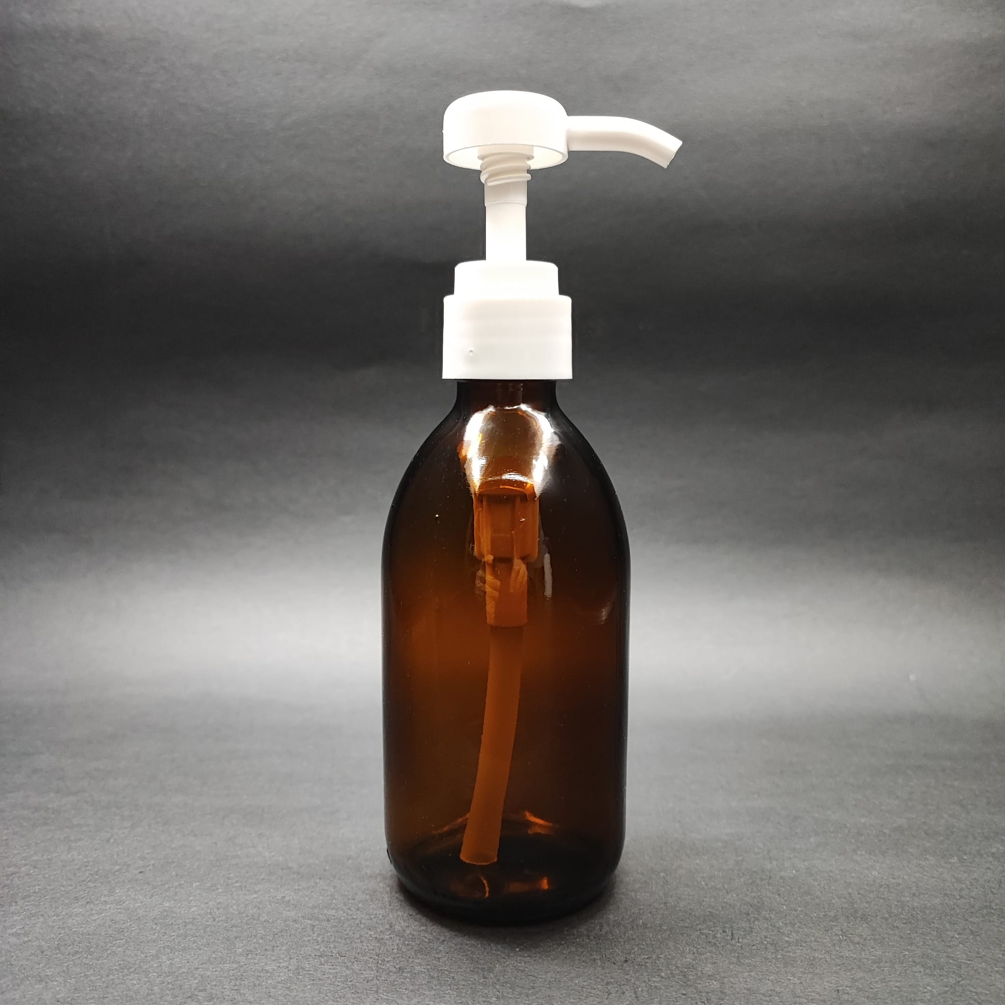 250 CC AMBER CAM ŞİŞE - BEYAZ DOZAJ POMPALI (HER BASMADA 4 CC SIVI ATAR) - 250 ML POMPALI ŞİŞE - ŞURUP, ŞAMPUAN, KREM GİBİ YOĞUN KIVAMLI SIVILARDA KULLANILIR
