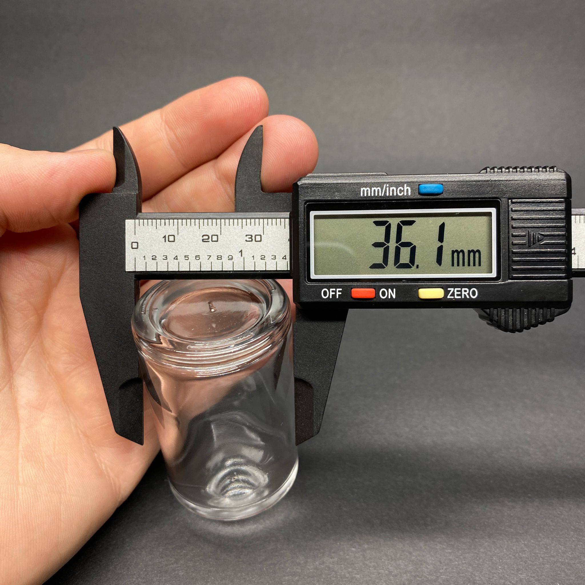 30 ML SİLİNDİR MODEL SAVAGE PARFÜM ŞİŞESİ - SİYAH METAL SPREYLİ + BEYAZ KAPAKLI (AĞIZ 15 MM GEÇME KOLAY KAPAMA)