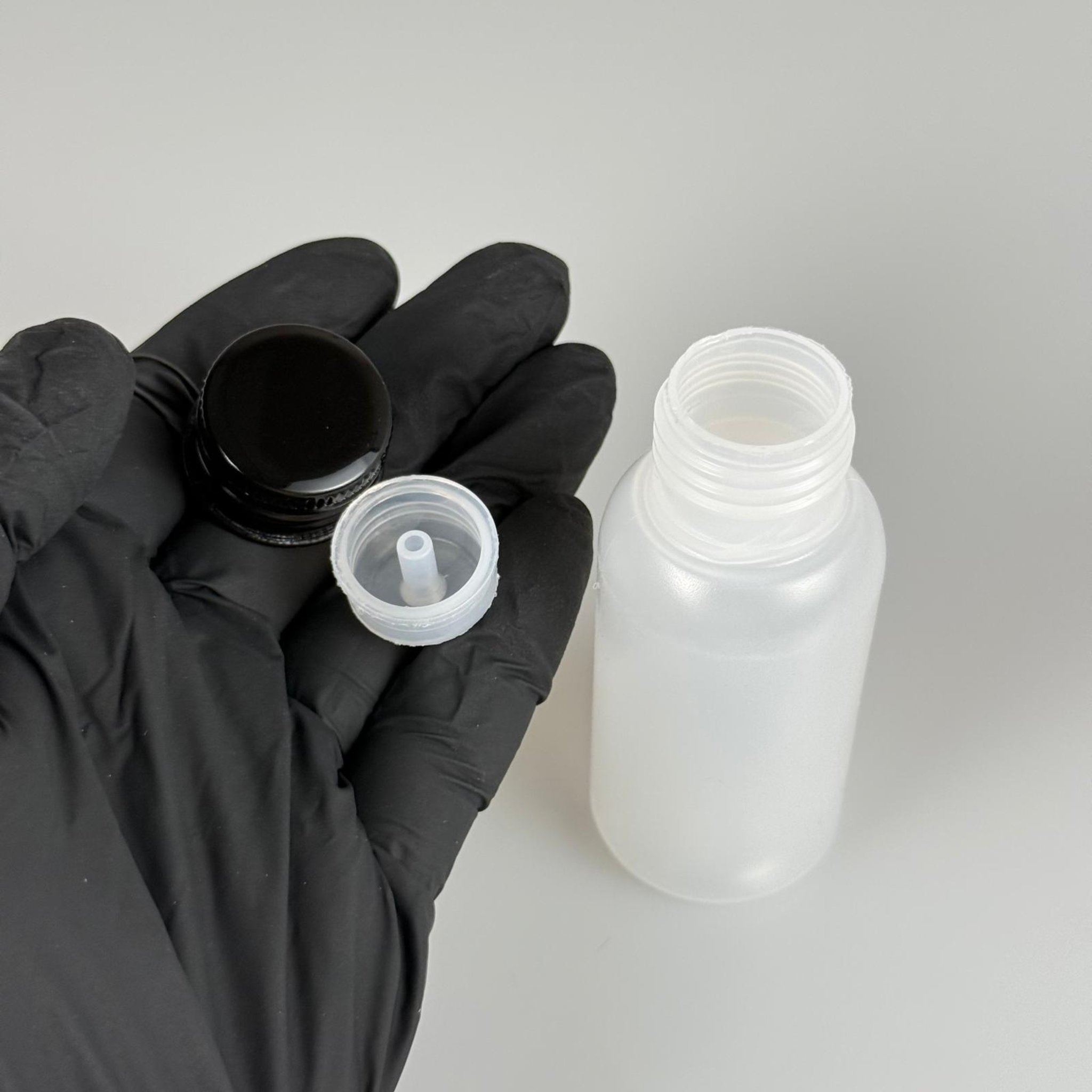 50 ML SIKILABİLİR YUMUŞAK POLİETİLEN PE PLASTİK ASETON ŞİŞESİ ( 24 AĞIZ ) + KÖPÜK CONTALI SİYAH METAL ALÜMİNYUM KAPAK + KOLONYA TIPALI TAKIM - 50 cc sos, yağ, kartuş, mürekkep vb için boş şişeler