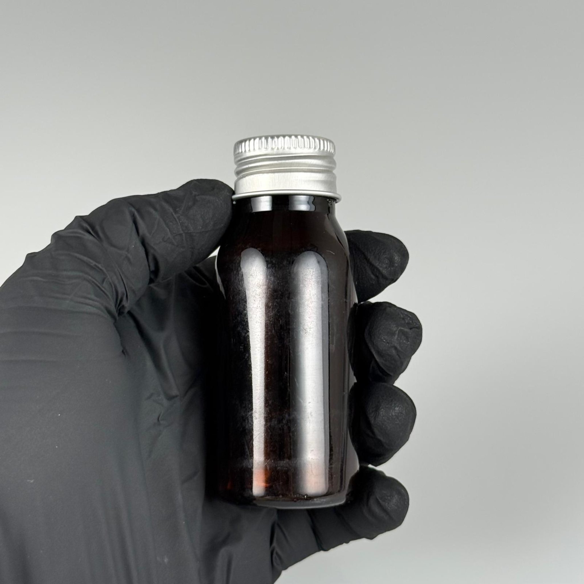 50 CC AMBER SERT MODEL PET ŞİŞE (24 AĞIZ) + KÖPÜK CONTALI GÜMÜŞ METAL ALÜMİNYUM KAPAK TAKIM - 50 ML KAPAKLI KAHVERENGİ PLASTİK ŞİŞELER