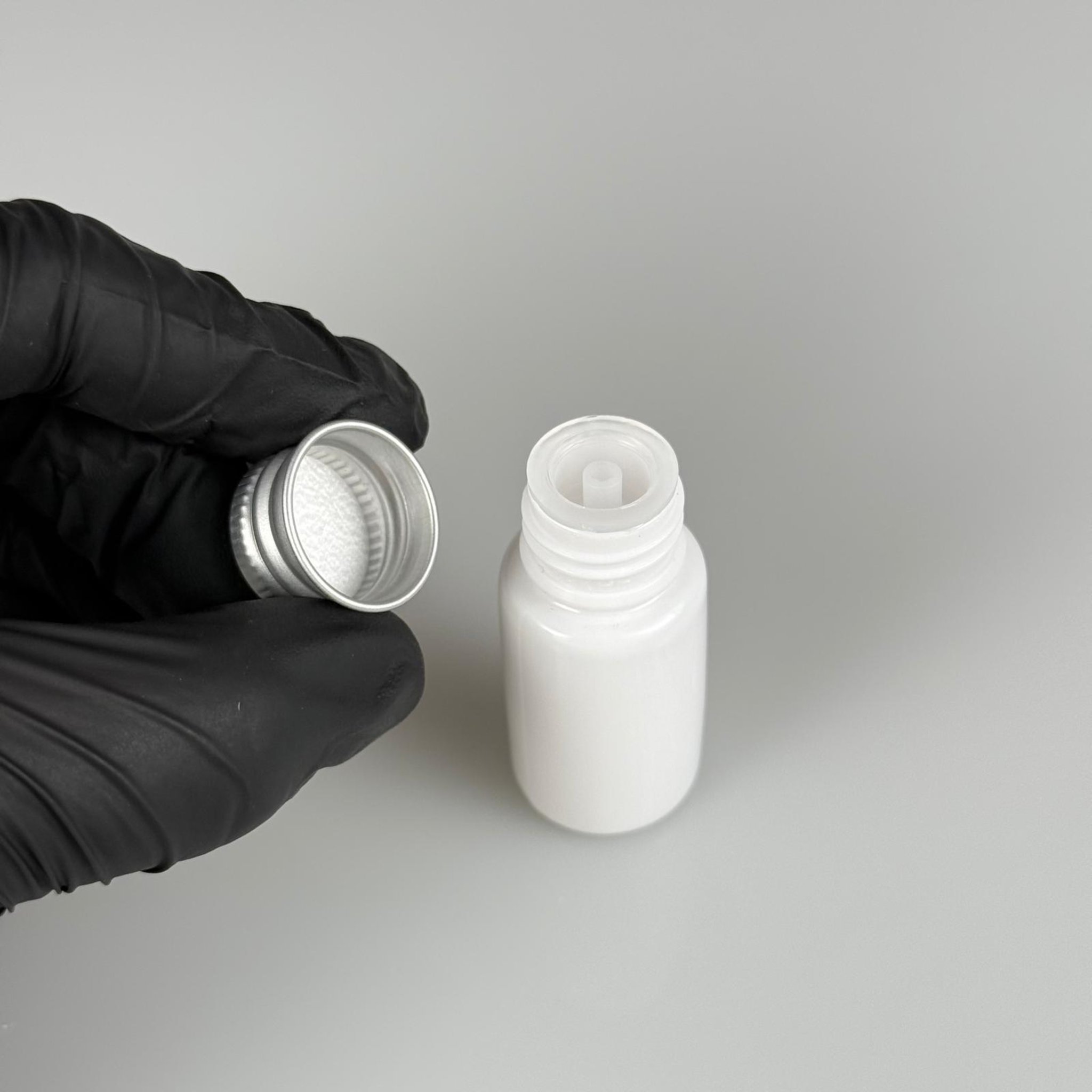 10 CC BEYAZ PET SHOT ŞİŞE - KÖPÜK CONTALI GÜMÜŞ ALÜMİNYUM METAL KAPAKLI + DAMLALIKLI KOLONYA TIPALI TIPALI TAKIM - 10 ML PLASTİK ŞİŞE