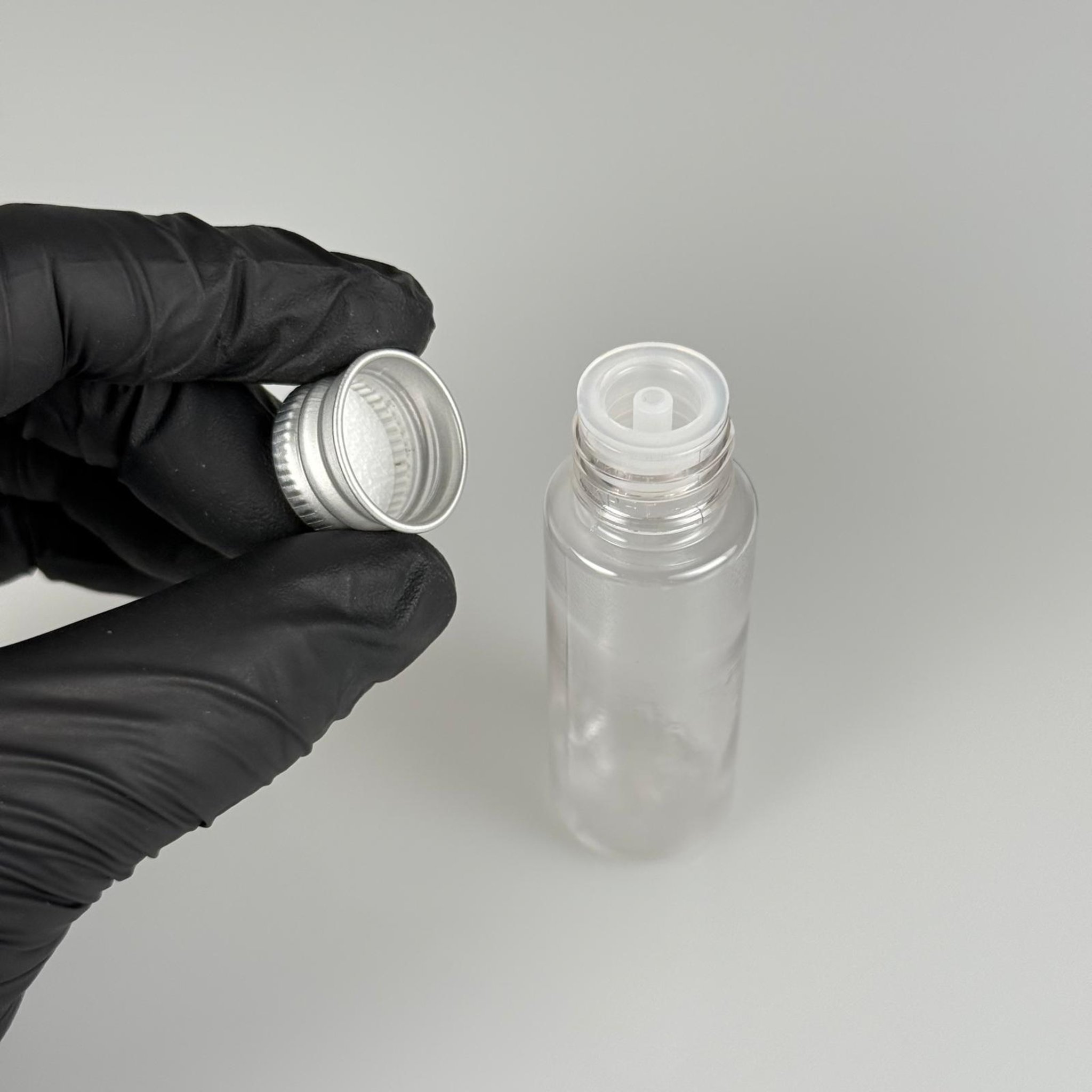 20 CC ŞEFFAF PET SHOT ŞİŞE - KÖPÜK CONTALI GÜMÜŞ ALÜMİNYUM METAL KAPAKLI + DAMLALIKLI KOLONYA TIPALI TAKIM - 20 ML PLASTİK ŞİŞE