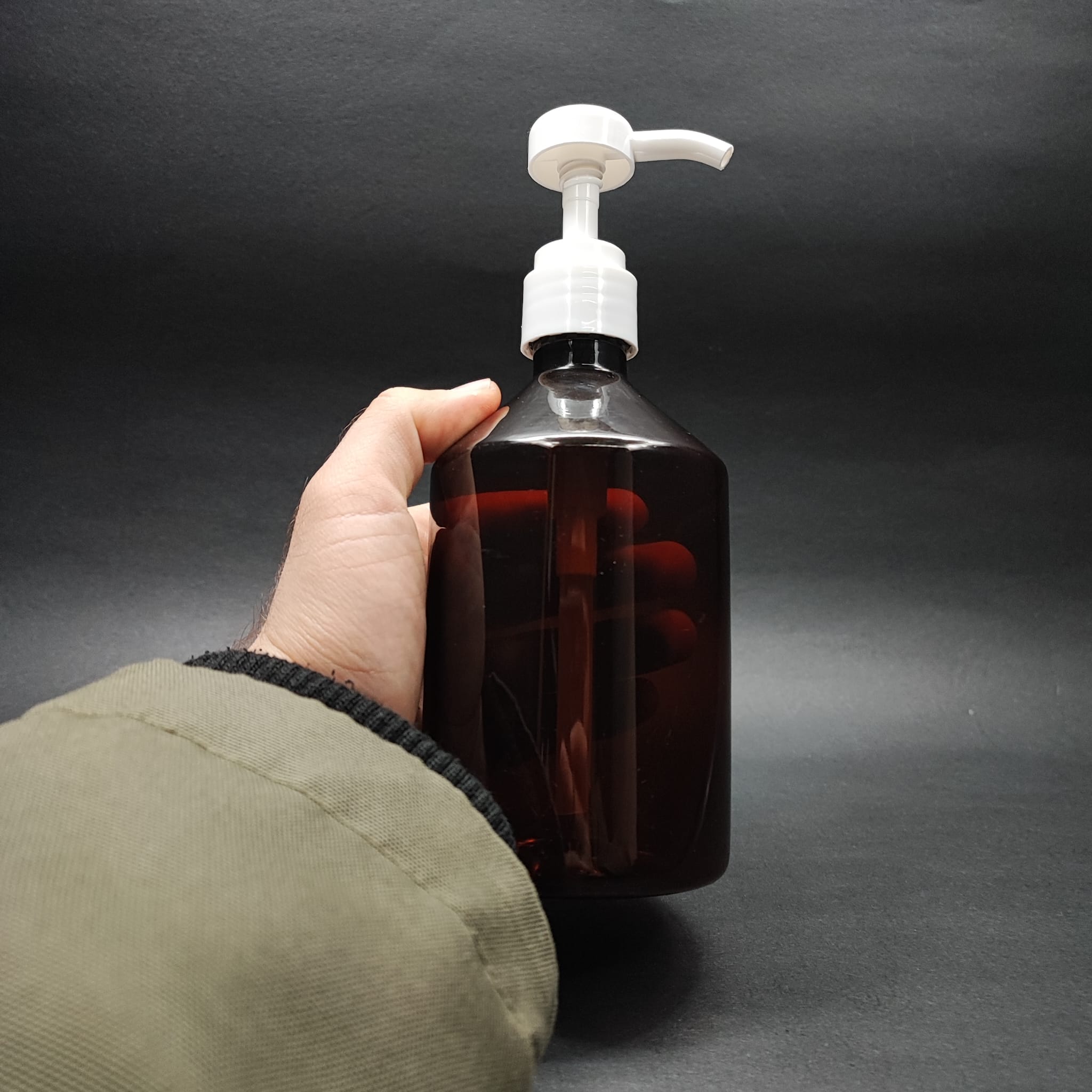 500 CC AMBER KÜT PET ŞİŞE - BEYAZ DOZAJ POMPALI (HER BASMADA 4 CC SIVI ATAR) - 500 ML POMPALI ŞİŞE - ŞURUP, ŞAMPUAN, KREM GİBİ YOĞUN KIVAMLI SIVILARDA KULLANILIR