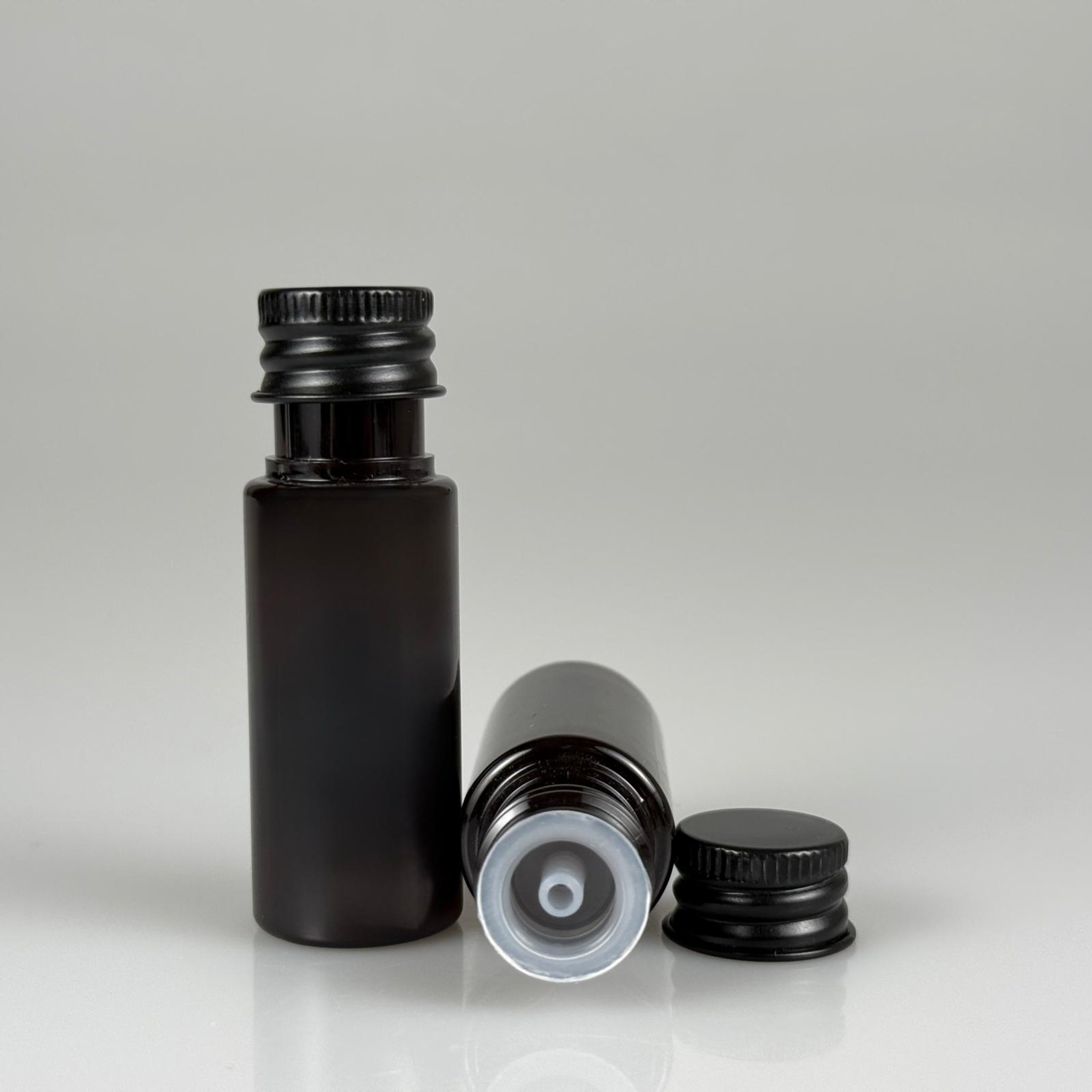 15 CC AMBER SİLİNDİR PET ŞİŞE + KÖPÜK CONTALI SİYAH ALÜMİNYUM METAL KAPAKLI + KOLONYA TIPALI TAKIML - 15 ML KAHVERENGİ PET ŞİŞE