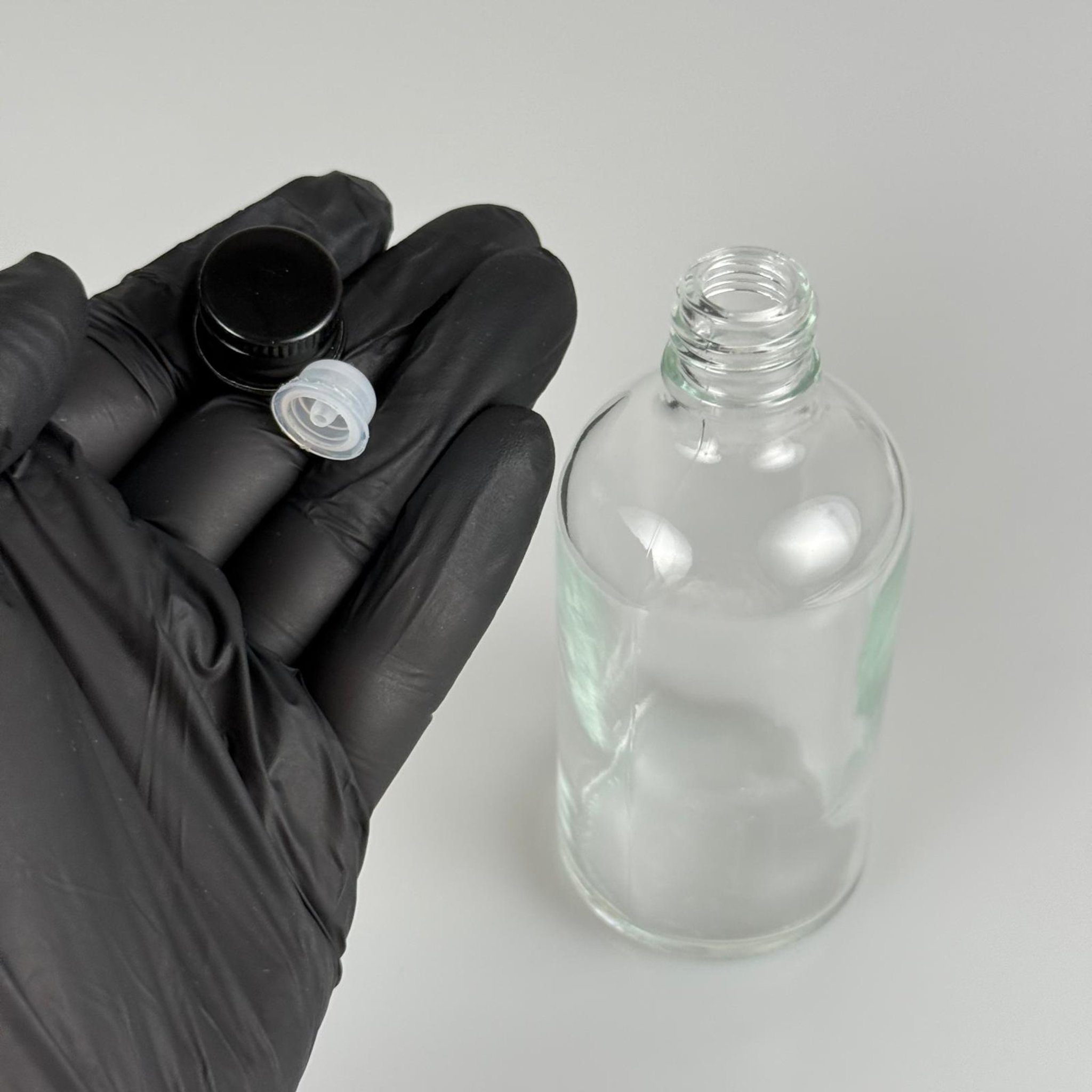 100 CC ŞEFFAF CAM ŞİŞE + KÖPÜK CONTALI SİYAH ALÜMİNYUM METAL KAPAKLI + KOLONYA TIPALI TAKIM - 100 ML ŞEFFAF CAM ŞİŞE