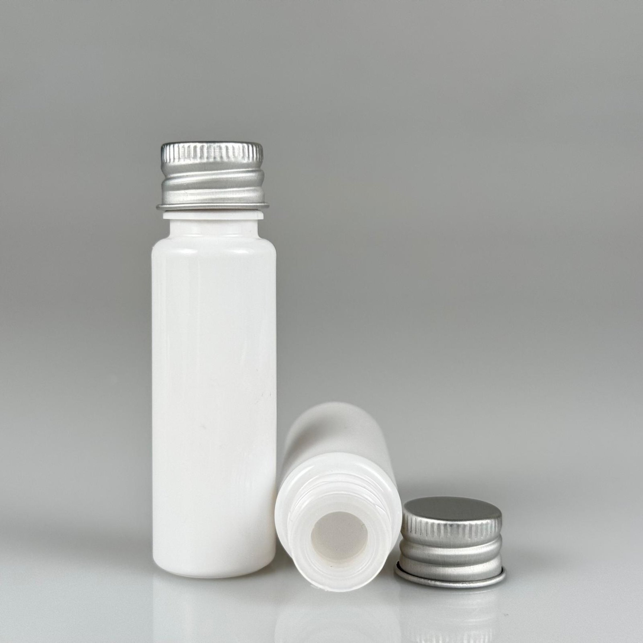 20 CC BEYAZ PET SHOT ŞİŞE - KÖPÜK CONTALI GÜMÜŞ ALÜMİNYUM METAL KAPAKLI + KÖR TIPALI TAKIM - 20 ML PLASTİK ŞİŞE