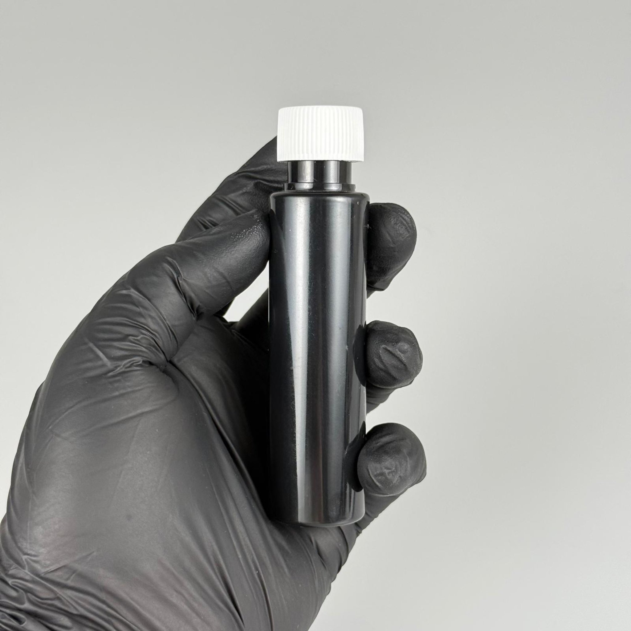 35 ML TIPALI, SIZDIRMAZ KAPAKLI PET ŞİŞE - 35 CC SİYAH PLASTİK ŞİŞE + CONTALI BEYAZ KAPAK + KÖR TIPA TAKIM
