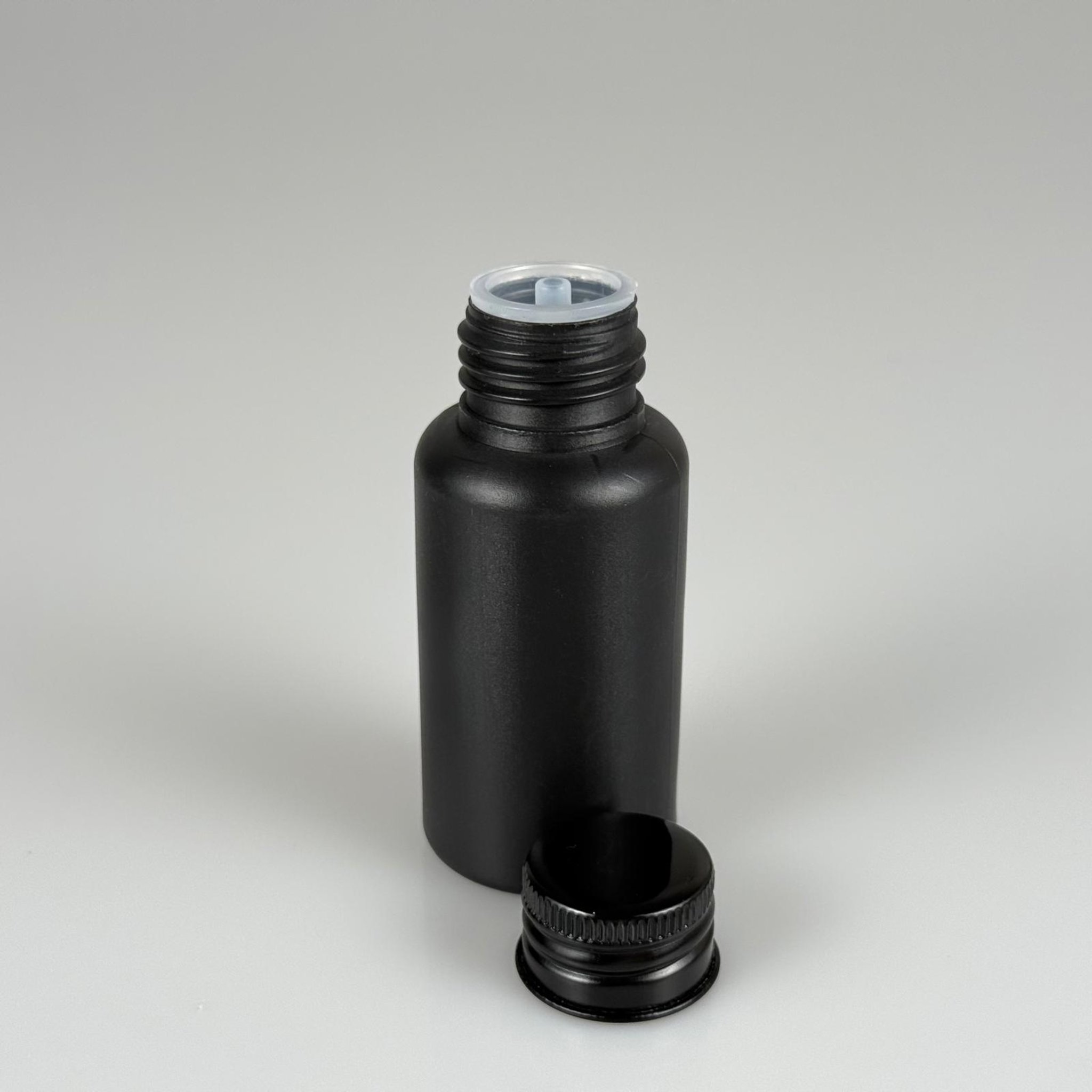 50 CC SİYAH POLİETİLEN PLASTİK ASETON ŞİŞESİ ( 24 AĞIZ ) + KÖPÜK CONTALI SİYAH METAL ALÜMİNYUM KAPAK + KOLONYA TIPALI TAKIM - 50 ML KAPAKLI SİYAH PLASTİK ŞİŞELER