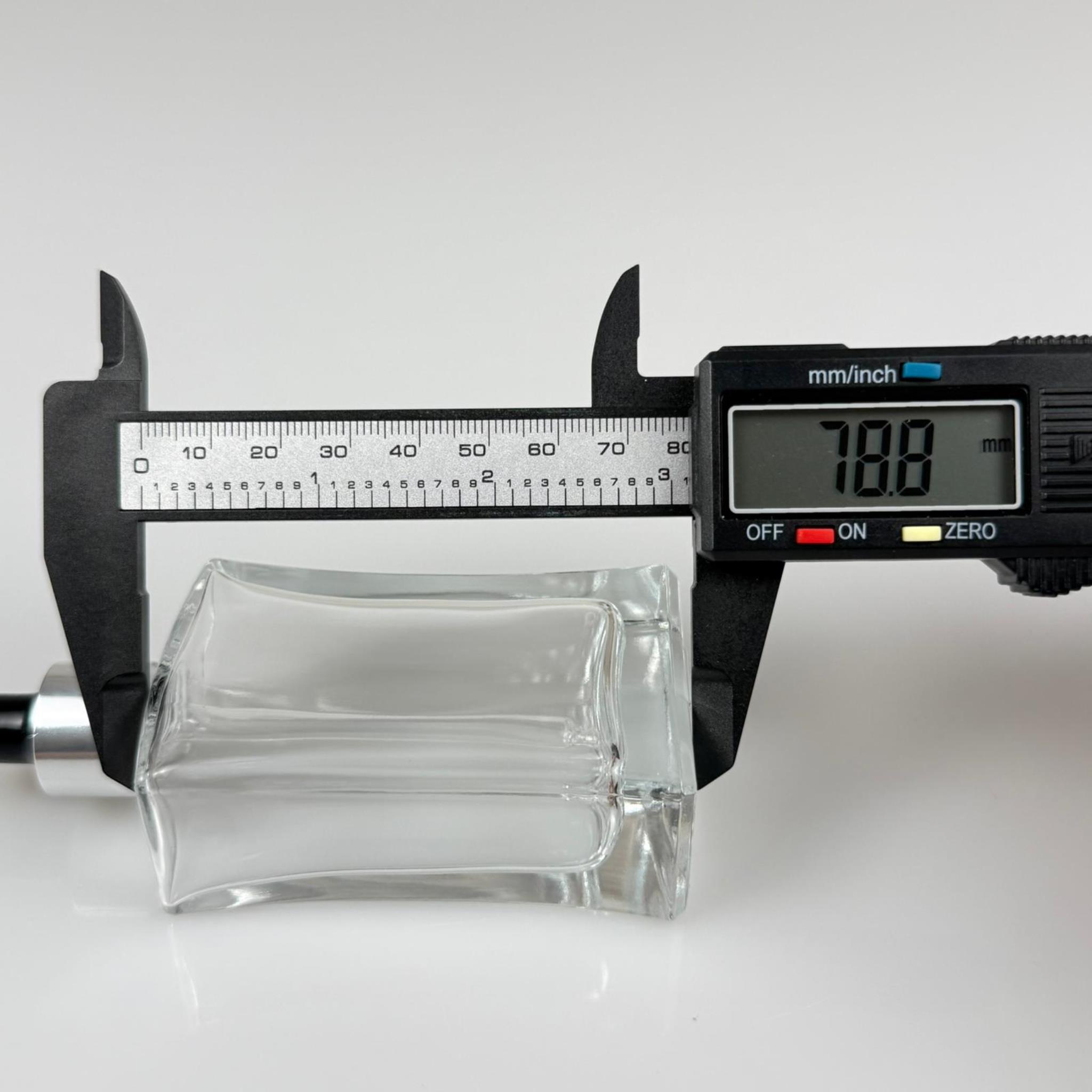 50 CC YASSI DİKDÖRTGEN KÖŞELİ CAM DAMLALIKLI ŞİŞE - SİYAH EMZİK - GÜMÜŞ METALİK KAPAK - 50 ML CAM DAMLALIKLI ŞİŞE - DAMLALIKLI BOŞ ŞİŞE