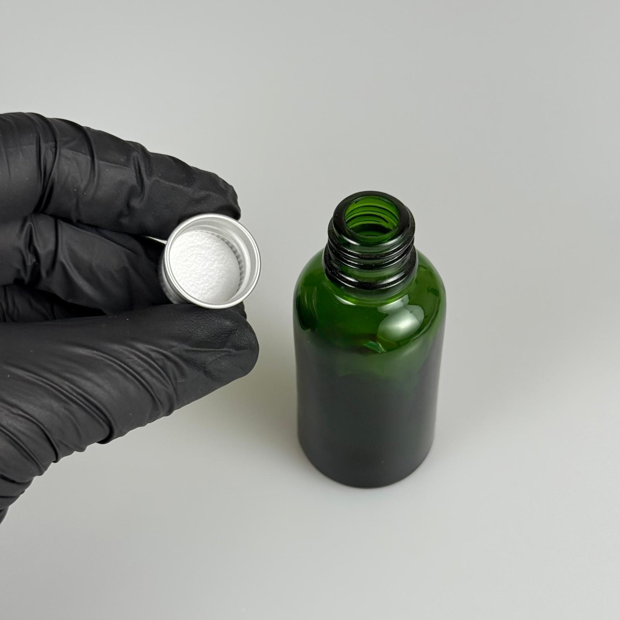 30 CC YEŞİL CAM ŞİŞE + KÖPÜK CONTALI GÜMÜŞ ALÜMİNYUM METAL KAPAKLI TAKIM - 30 ML YEŞİL CAM ŞİŞE