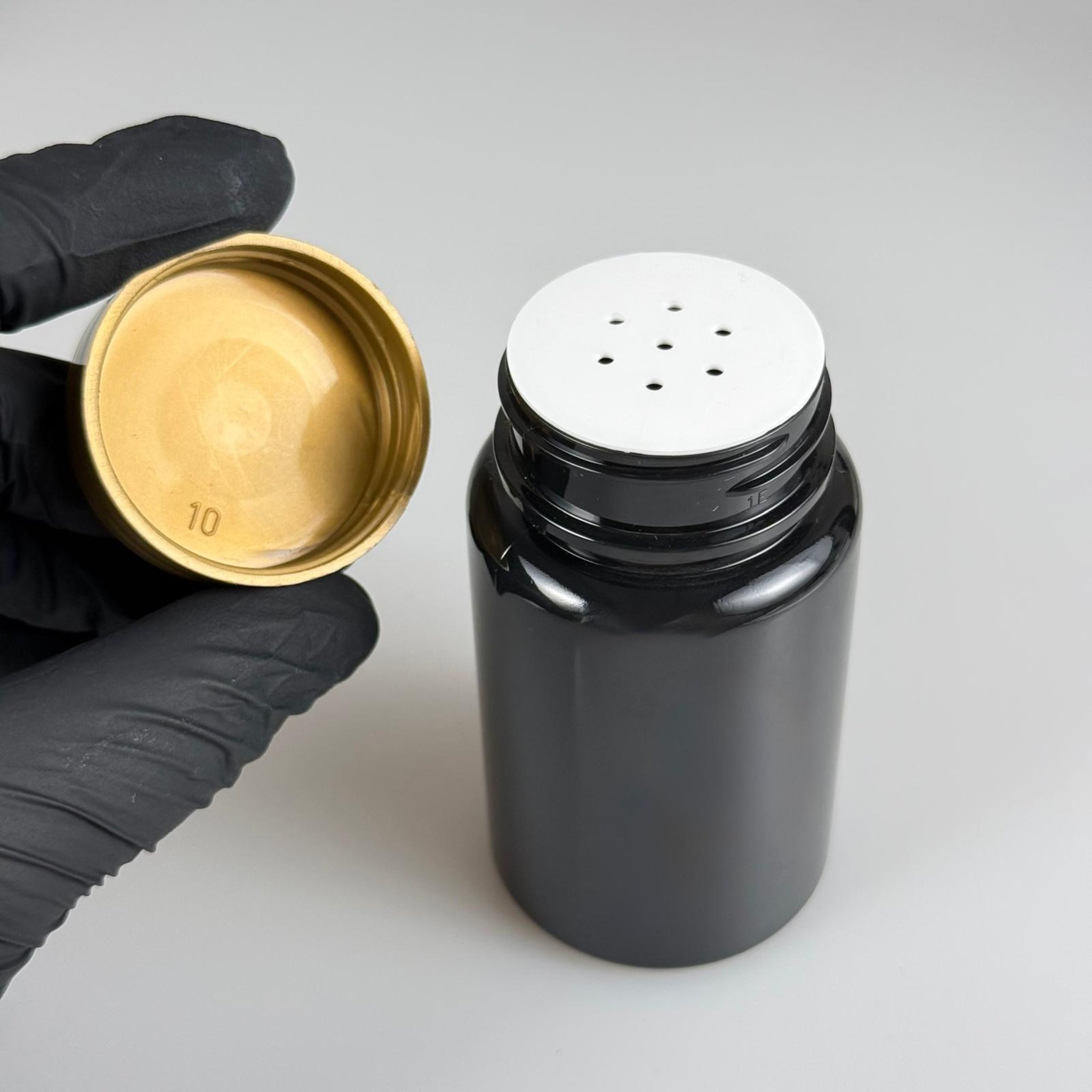 100 CC SİYAH PET PUDRA ŞİŞESİ + GOLD PLASTİK KAPAKLI + PUDRA TIPALI TAKIM - 100 ML PUDRA KUTUSU, EKO TUZLUK