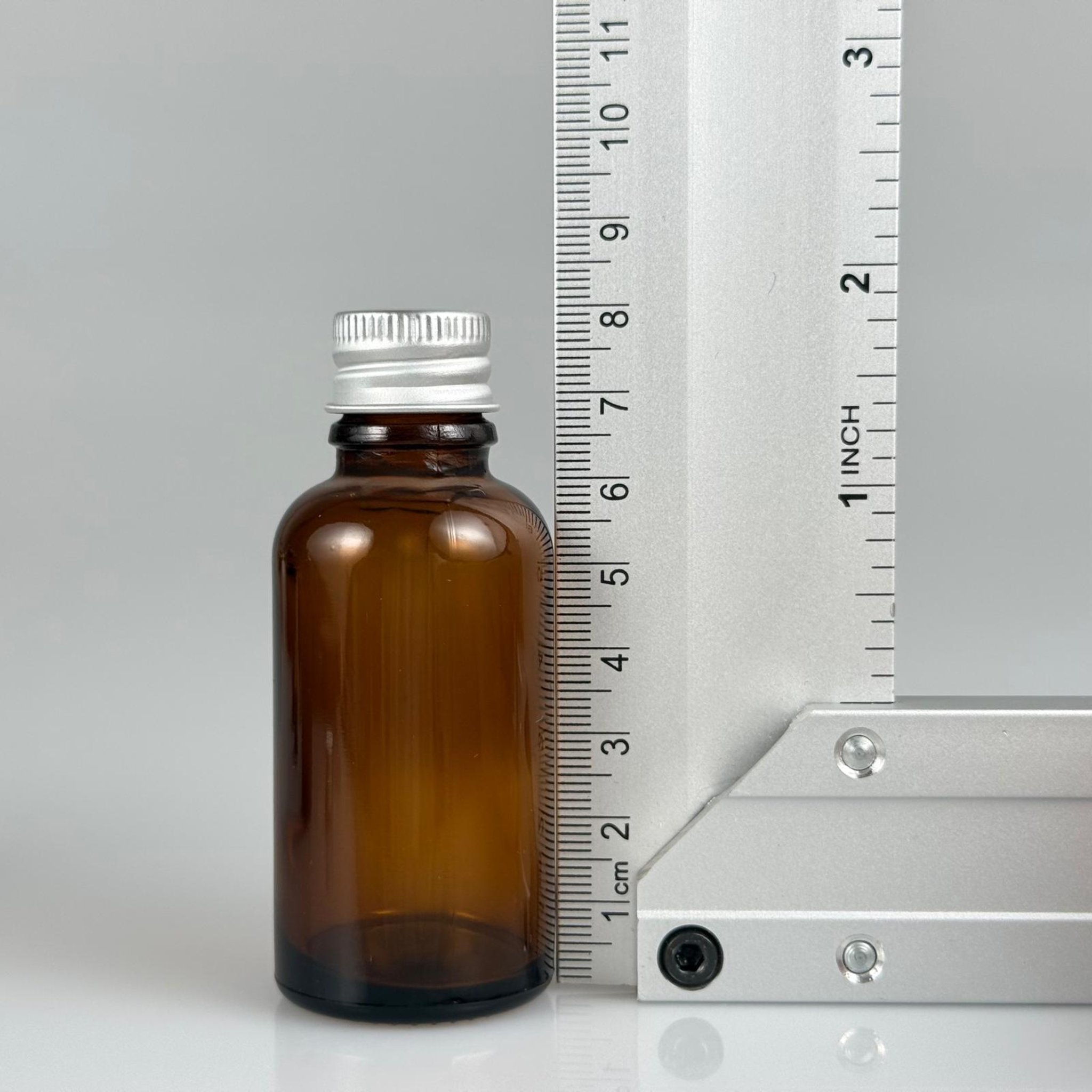 30 CC AMBER CAM ŞİŞE + KÖPÜK CONTALI GÜMÜŞ ALÜMİNYUM METAL KAPAKLI + DAMLALIKLI KOLONYA TIPALI TAKIM - 30 ML KAHVERENGİ CAM ŞİŞE