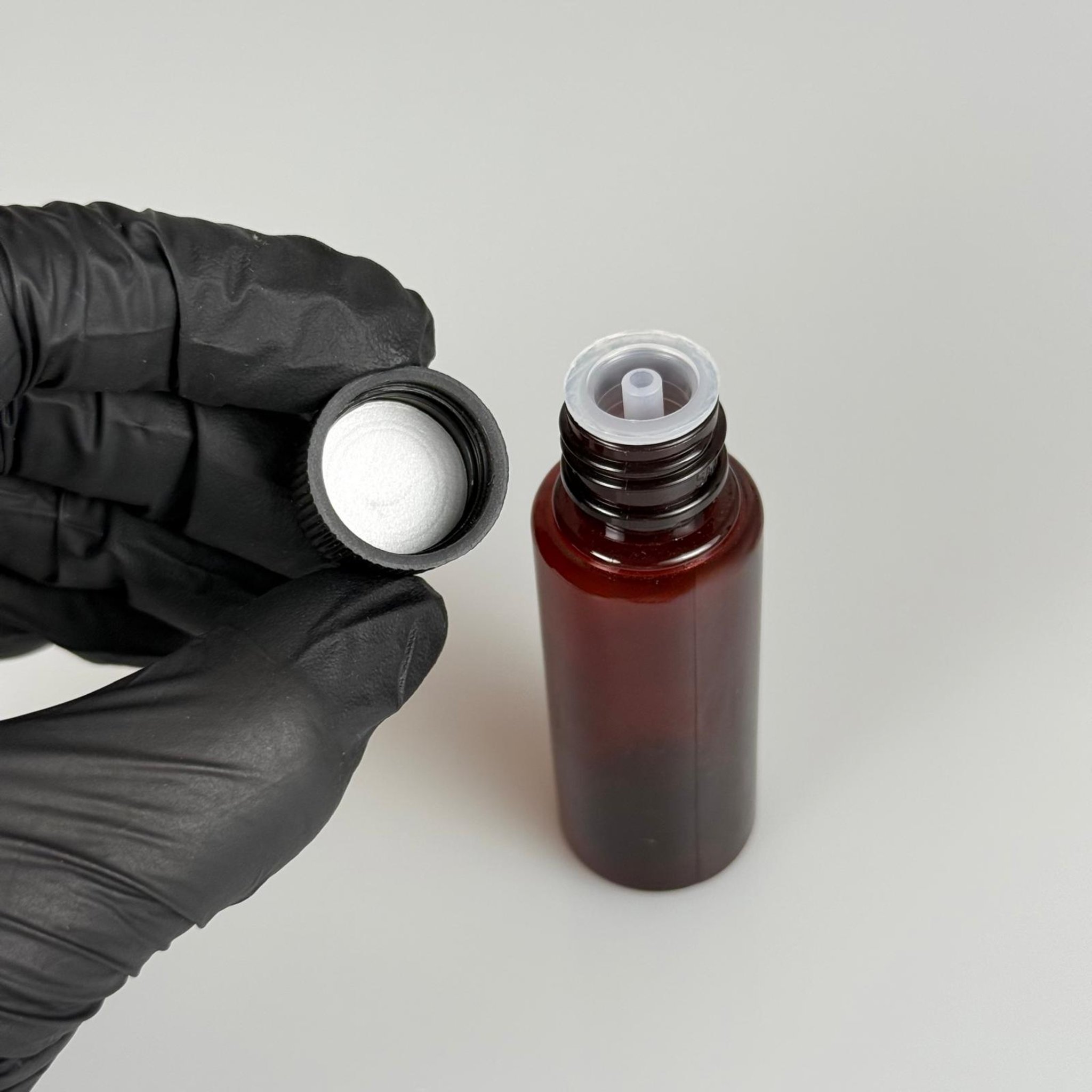 30 CC İÇTEN DAMLALIKLI PLASTİK ŞİŞE -  30 ML AMBER PET ŞİŞE + CONTALI SİYAH KAPAK + KOLONYA TIPALI (DELEREK KULLANILIR) TAKIM