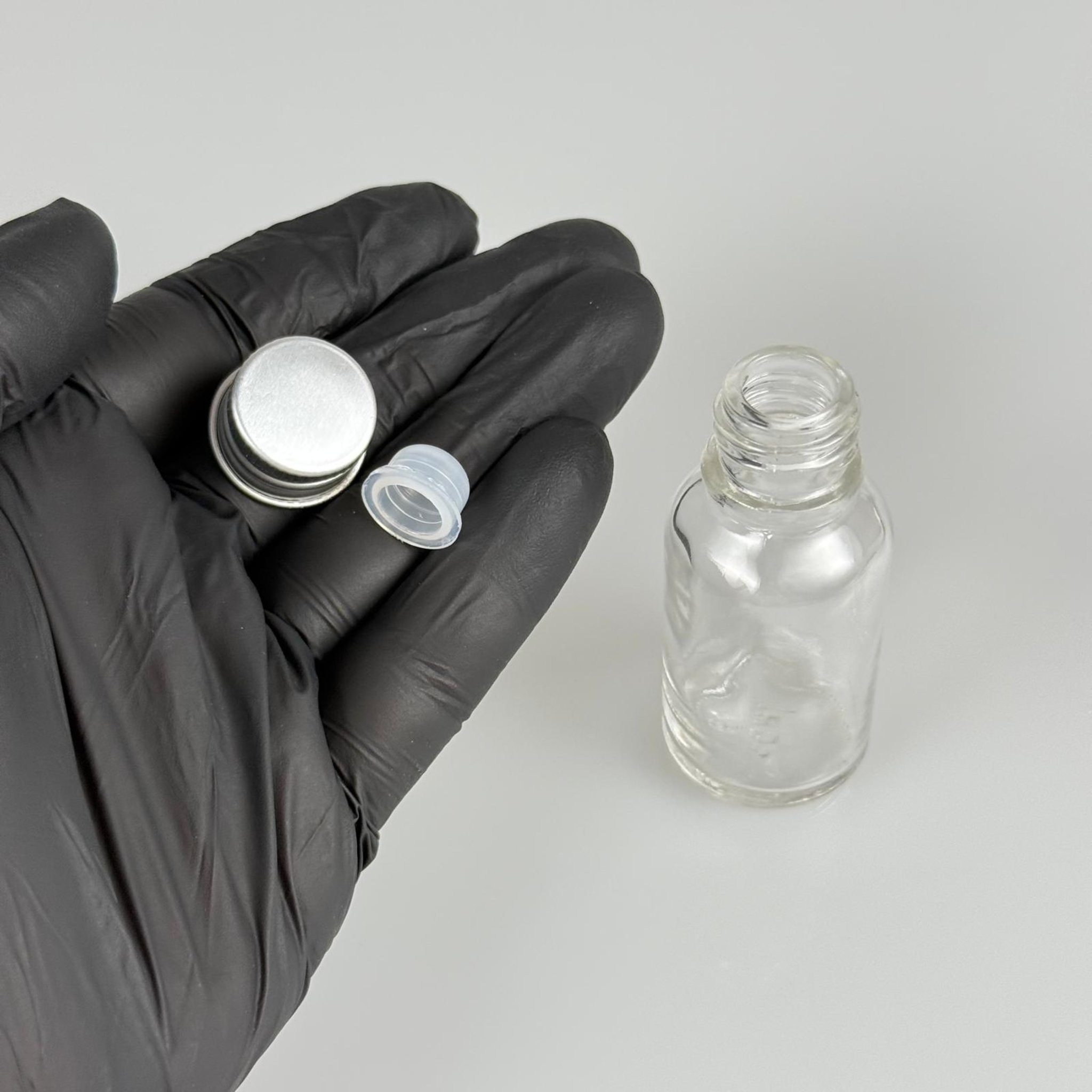 15 CC ŞEFFAF CAM ŞİŞE + KÖPÜK CONTALI GÜMÜŞ ALÜMİNYUM METAL KAPAKLI + KÖR TIPALI TAKIM - 15 ML ŞEFFAF CAM ŞİŞE