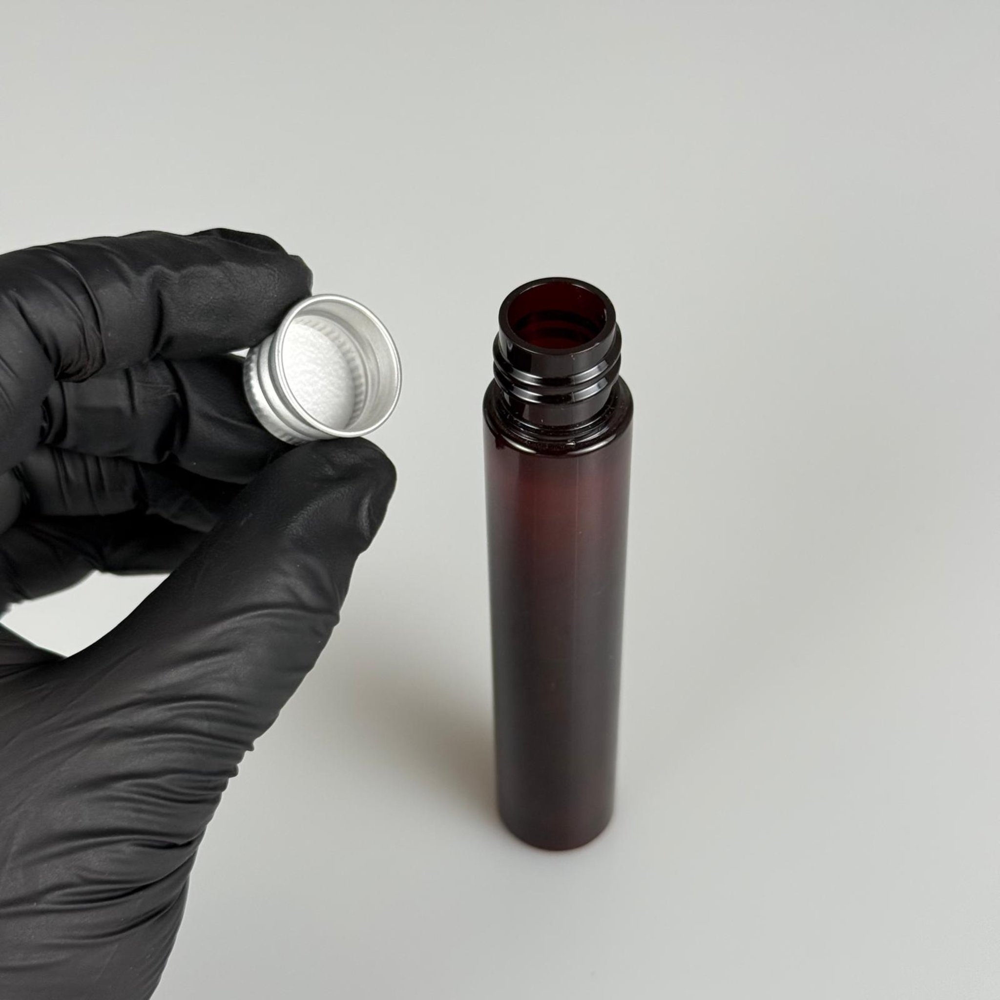 30 CC AMBER TÜP PLASTİK ŞİŞE + KÖPÜK CONTALI GÜMÜŞ ALÜMİNYUM METAL KAPAKLI TAKIM - 30 ML KAHVERENGİ PET ŞİŞE