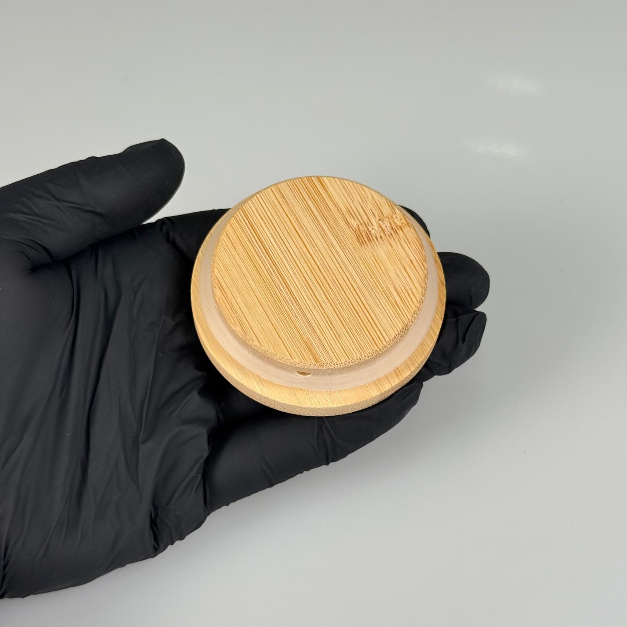 55 MM AHŞAP BAMBU GEÇME KAPAK - SİLİKON CONTALI - MUM BARDAK, BAHARAT KAVANOZU VB İÇİN KULLANILABİLİR