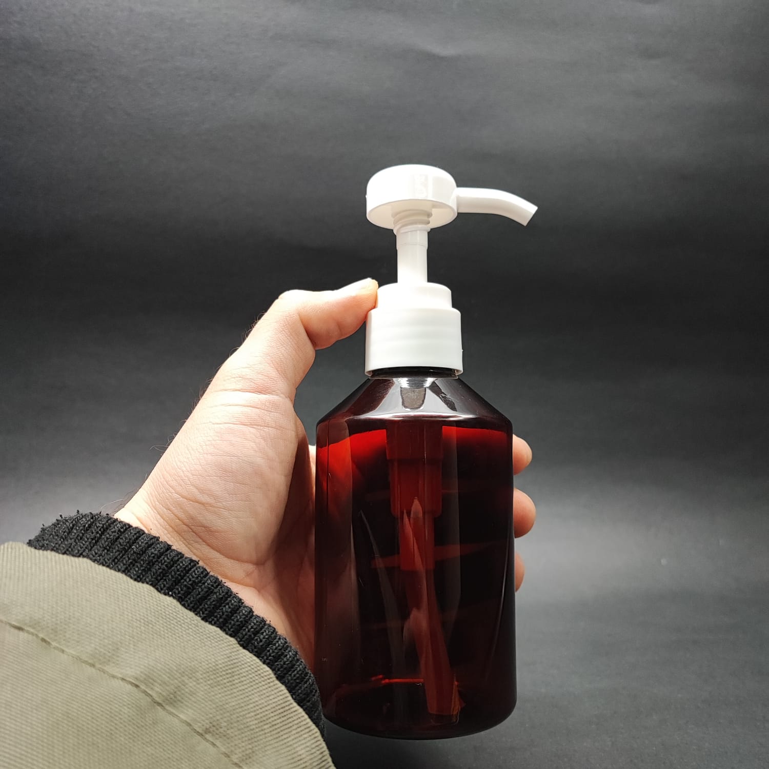 250 CC AMBER PET ŞİŞE + BEYAZ DOZAJ POMPALI (HER BASMADA 4 CC SIVI ATAR) - 250 ML POMPALI ŞİŞE - ŞURUP, ŞAMPUAN, KREM GİBİ YOĞUN KIVAMLI SIVILARDA KULLANILIR