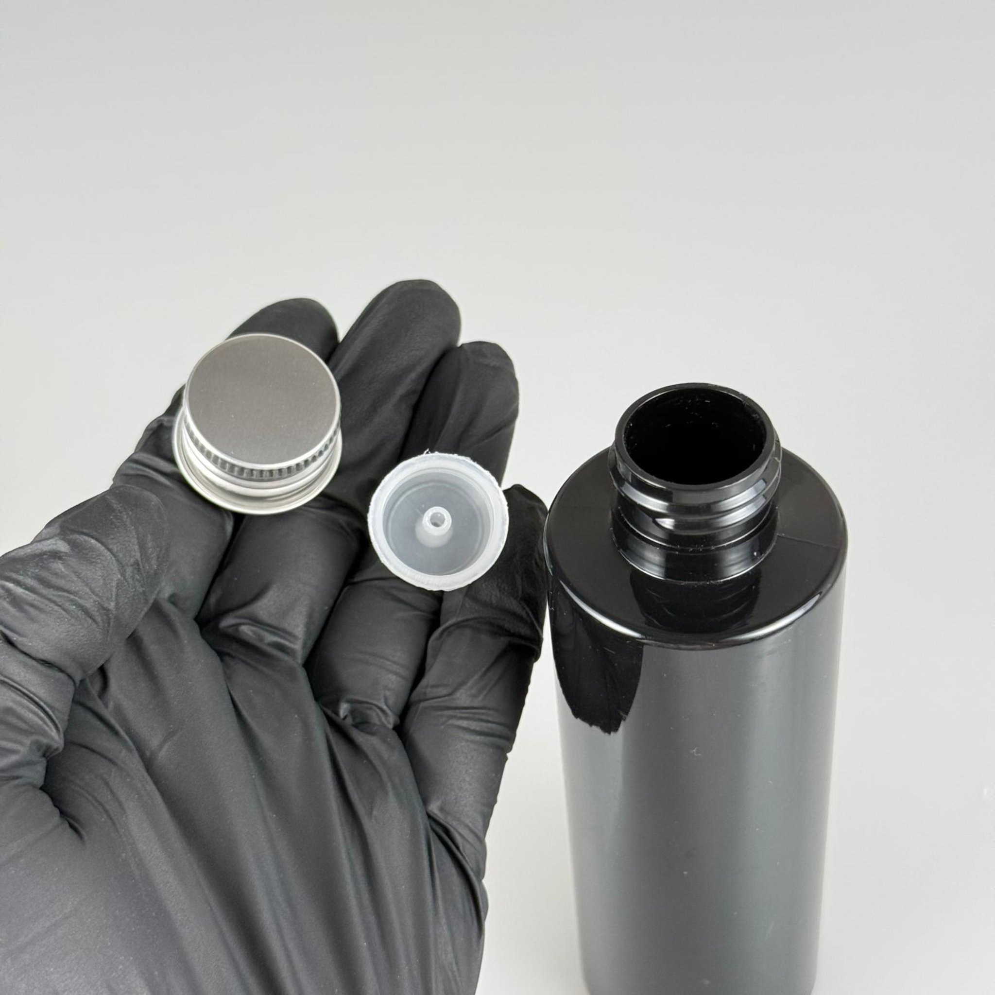 150 CC SİYAH SİLİNDİR MODEL PARLAK SERT PET ŞİŞE (24 AĞIZ) + KÖPÜK CONTALI GÜMÜŞ METAL ALÜMİNYUM KAPAK + KOLONYA TIPALI TAKIM - 150 ML KAPAKLI SİYAH PET ŞİŞELER