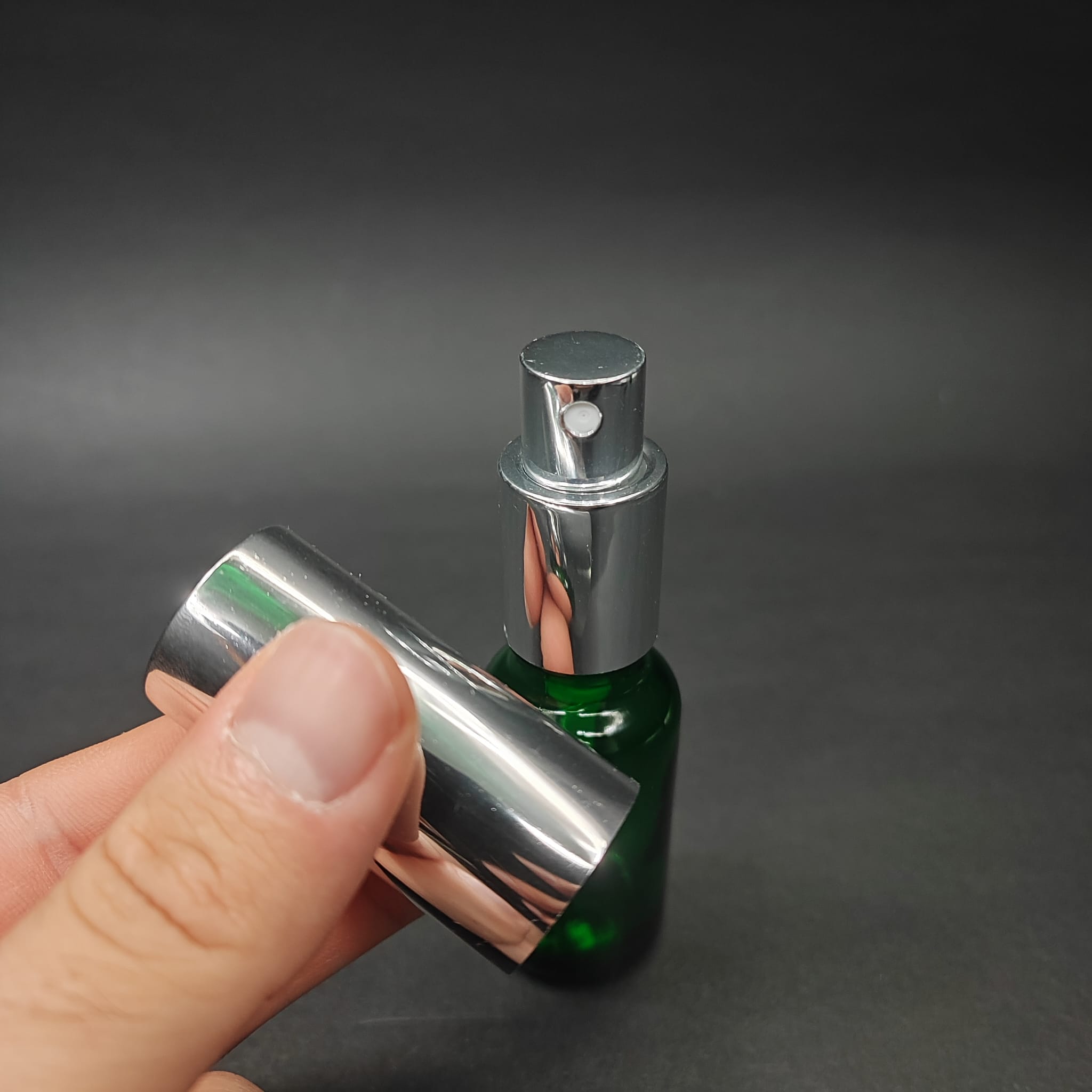 20 ML LÜKS VİDALI VALF ÇEVİRME PARFÜM ŞİŞELERİ - 20 CC YEŞİL CAM ŞİŞE - GÜMÜŞ METAL SPREYLİ KAPAKLI SET