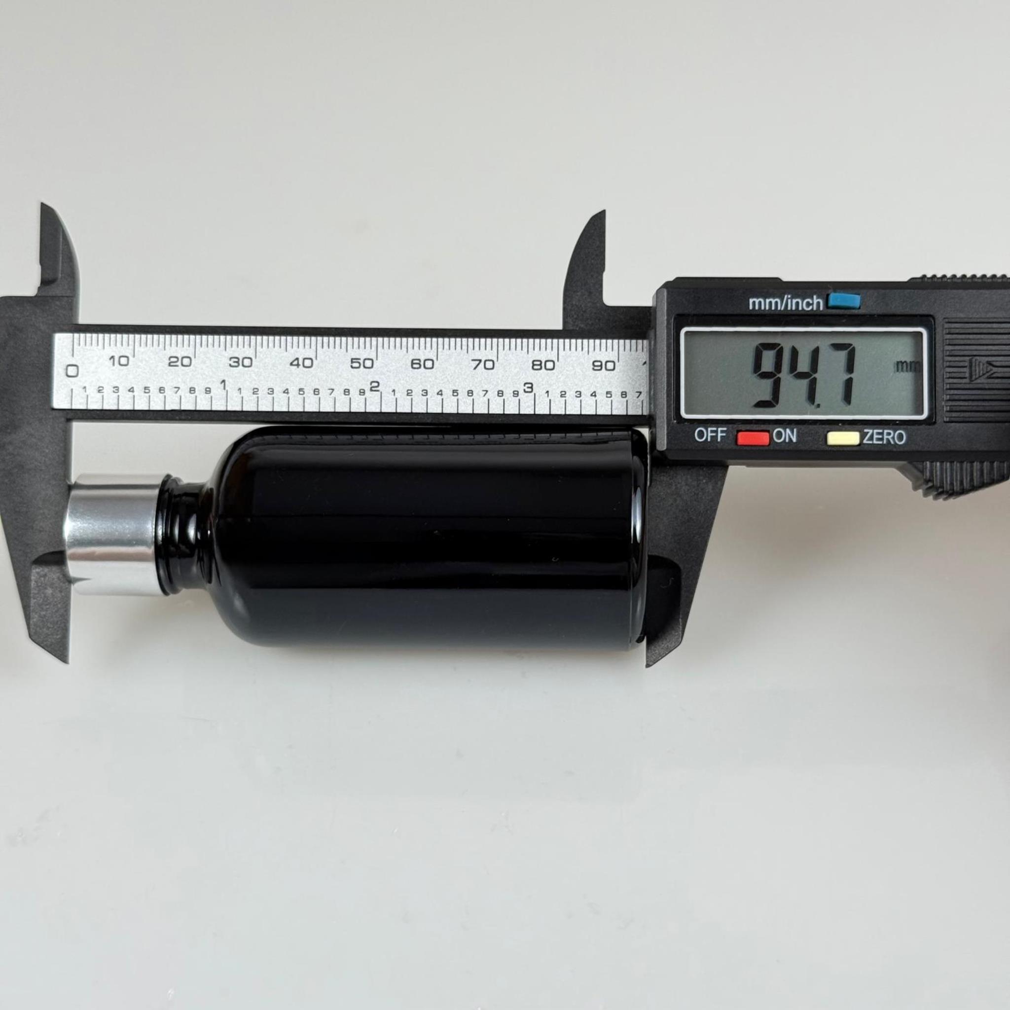 50 CC SİYAH CAM BAMBU ODA KOKUSU ŞİŞESİ - 50 ML ÇUBUKLU BAMBU ODA KOKUSU ŞİŞESİ - DİFÜZÖR ŞİŞE- CAM ŞİŞE + GÜMÜŞ METAL KAPAK + PLASTİK TIPA + 3 ADET FİBER SİYAH BAMBU ÇUBUK