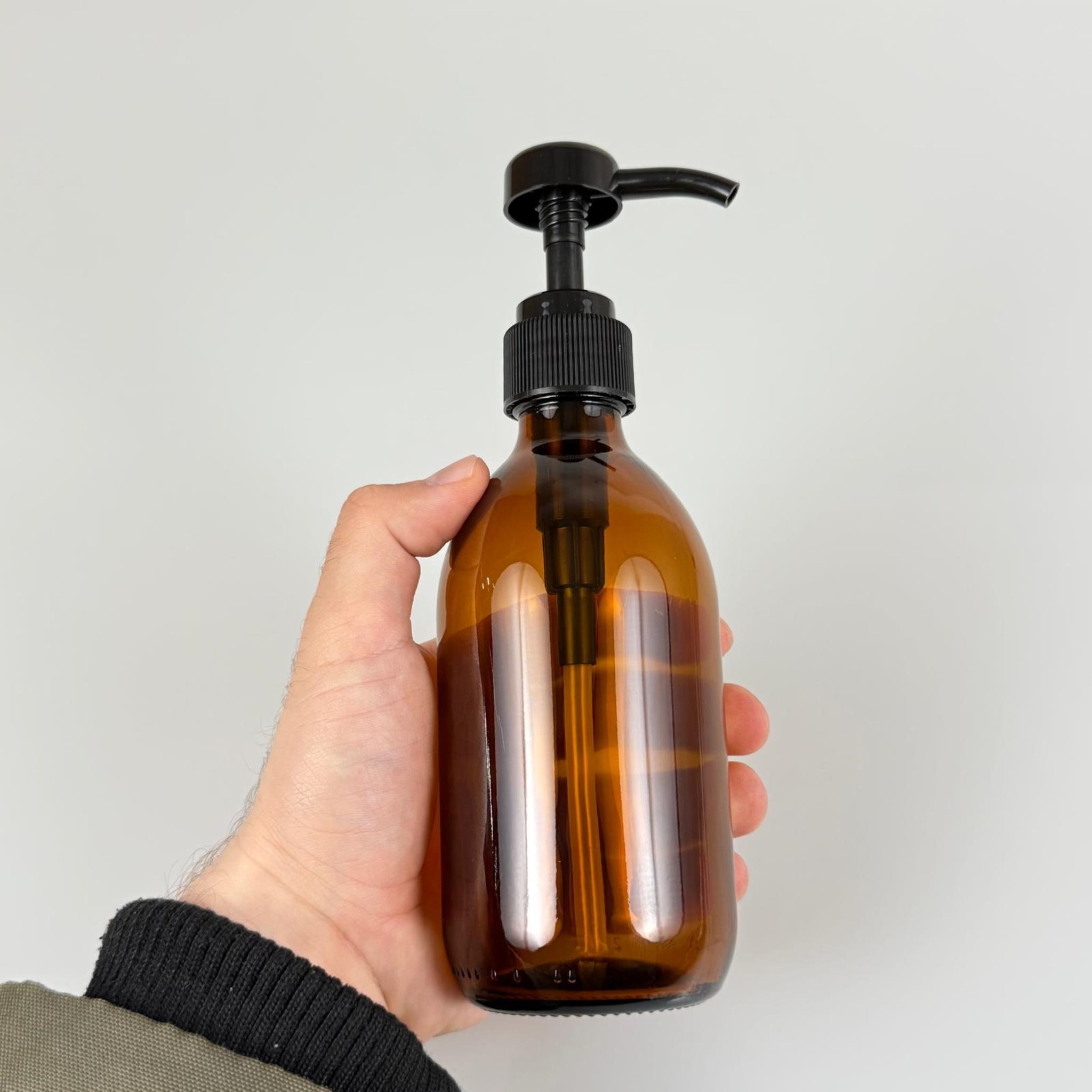 300 CC CAM AMBER KAHVERENGİ MODEL ŞİŞE - SİYAH DOZAJ POMPALI (HER BASMADA 4 CC SIVI ATAR) - 300 ML POMPALI ŞİŞE - ŞURUP, ŞAMPUAN, KREM GİBİ YOĞUN KIVAMLI SIVILARDA KULLANILIR