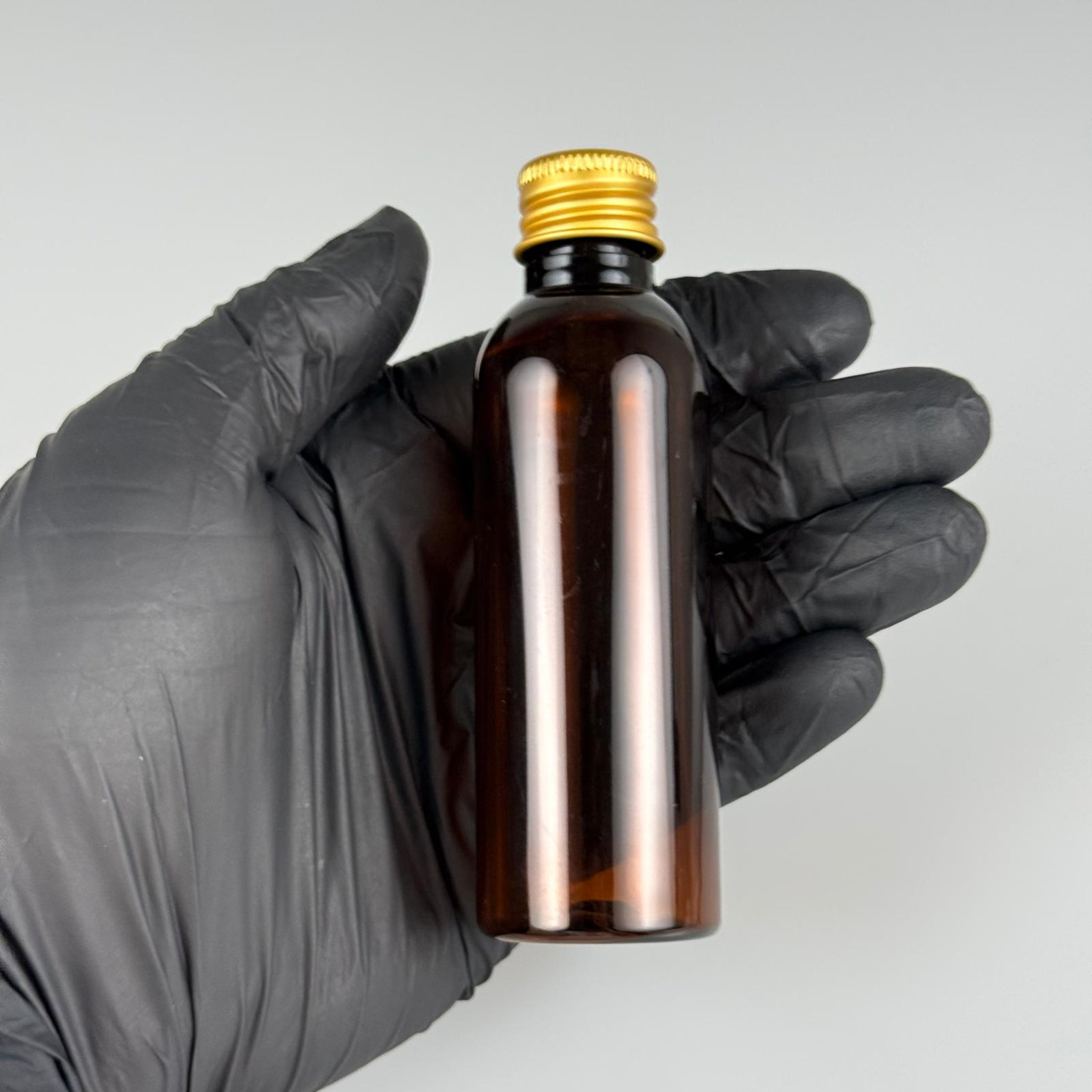 50 CC AMBER SİLİNDİR UZUN MODEL PET ŞİŞE + KÖPÜK CONTALI GOLD ALÜMİNYUM METAL KAPAKLI + DAMLALIKLI KOLONYA TIPALI TAKIM - 50 ML KAHVERENGİ PLASTİK ŞİŞE