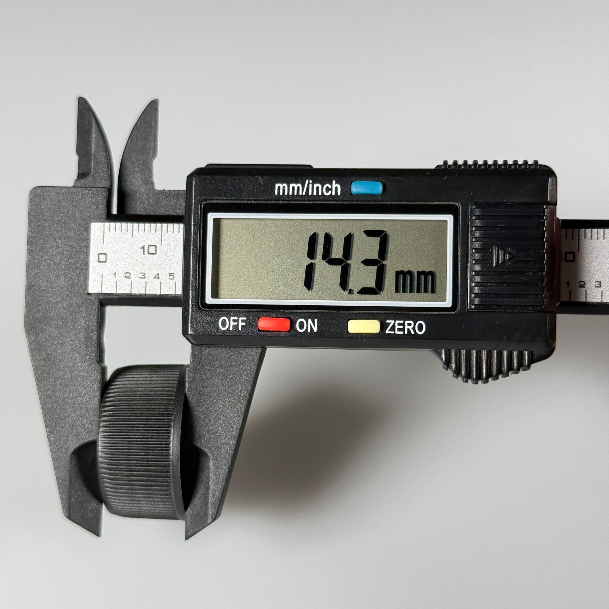 25 MM VİDALI SİYAH KAPAK - 25 MM PLASTİK KAPAK SİYAH - KÖPÜK CONTALI (HEM 25 AĞIZ CAM ŞİŞELERE HEM DE 25 AĞIZ PLASTİK ŞİŞELERE TAM UYAR)